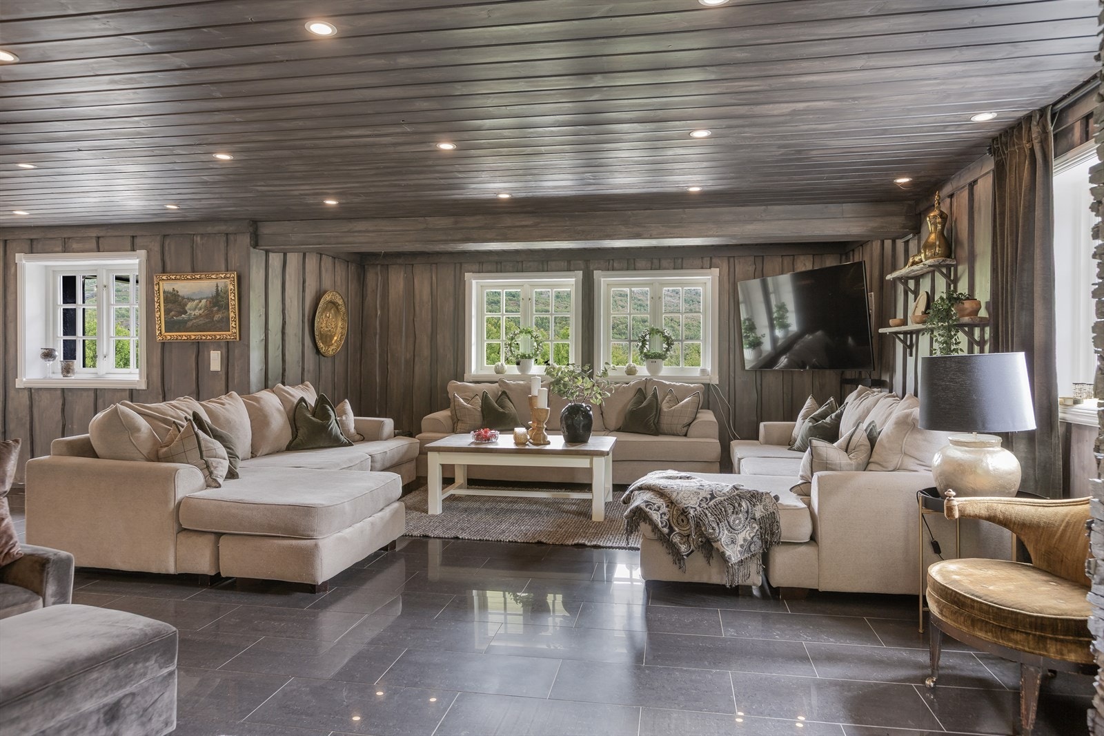 Romslig og innbydende stue med plass til en sofagruppe til hele familien. Galleribilde