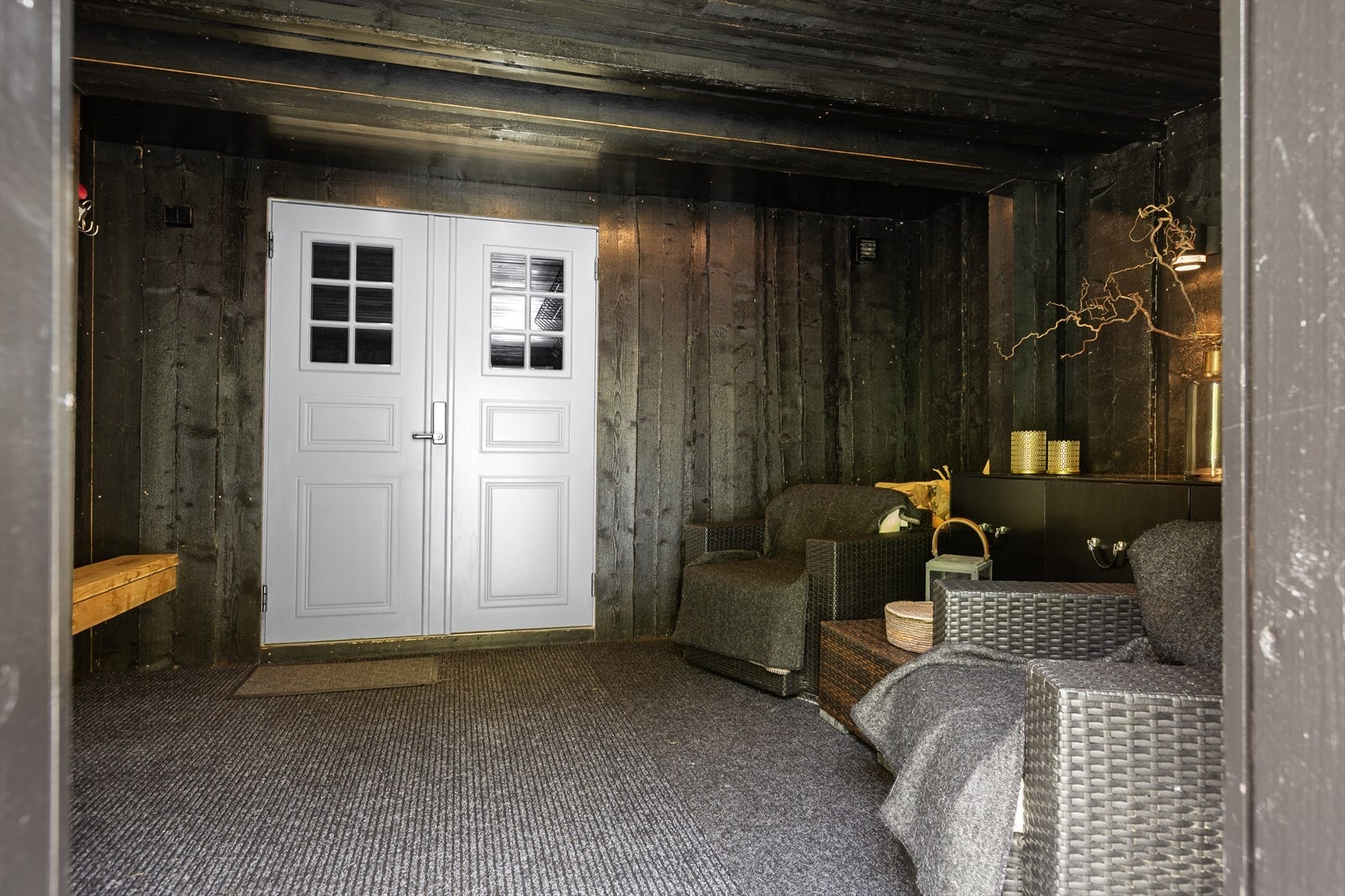 Innbydende inngangsparti med doble dører, perfekt for å skape et godt førsteinntrykk i ditt nye hjem. Galleribilde