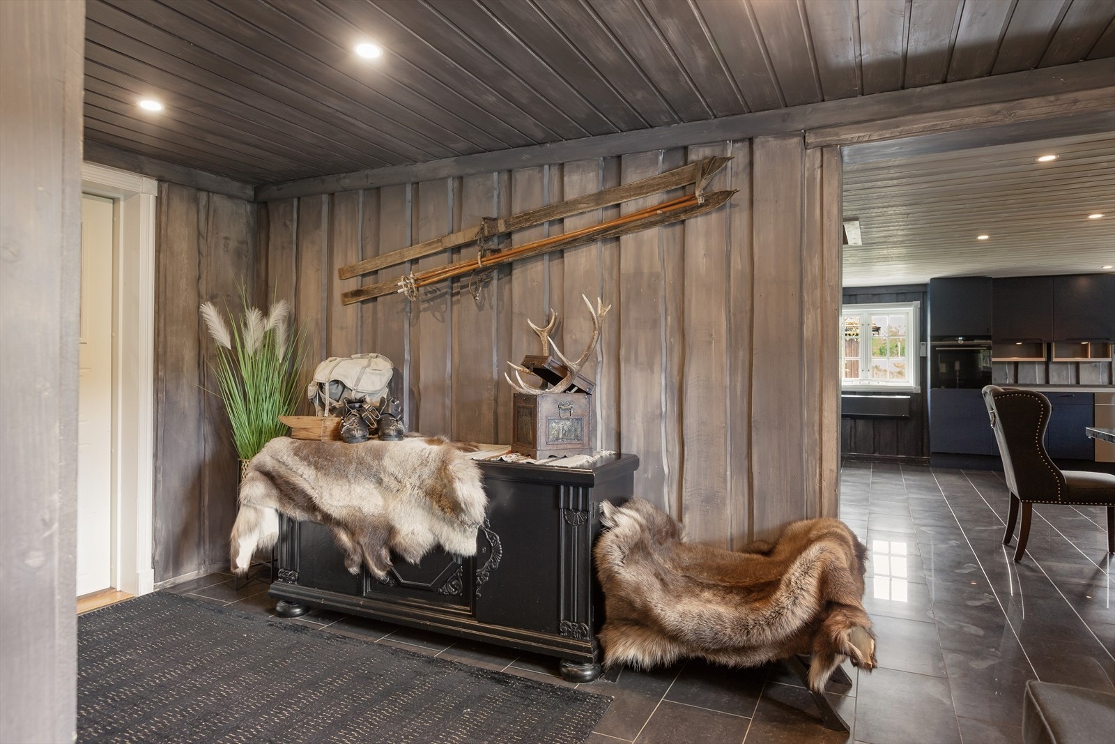 Stor gang med plass for å henge fra seg yttertøyet. Galleribilde