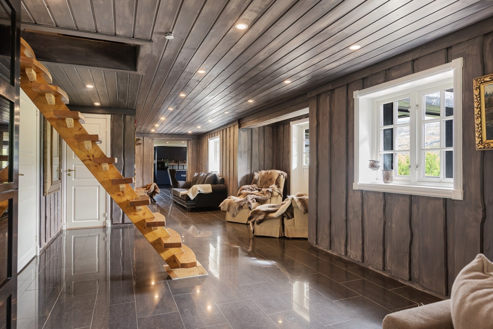 Gang mellom stue og kjøkken med trapp opp til hems. Galleribilde