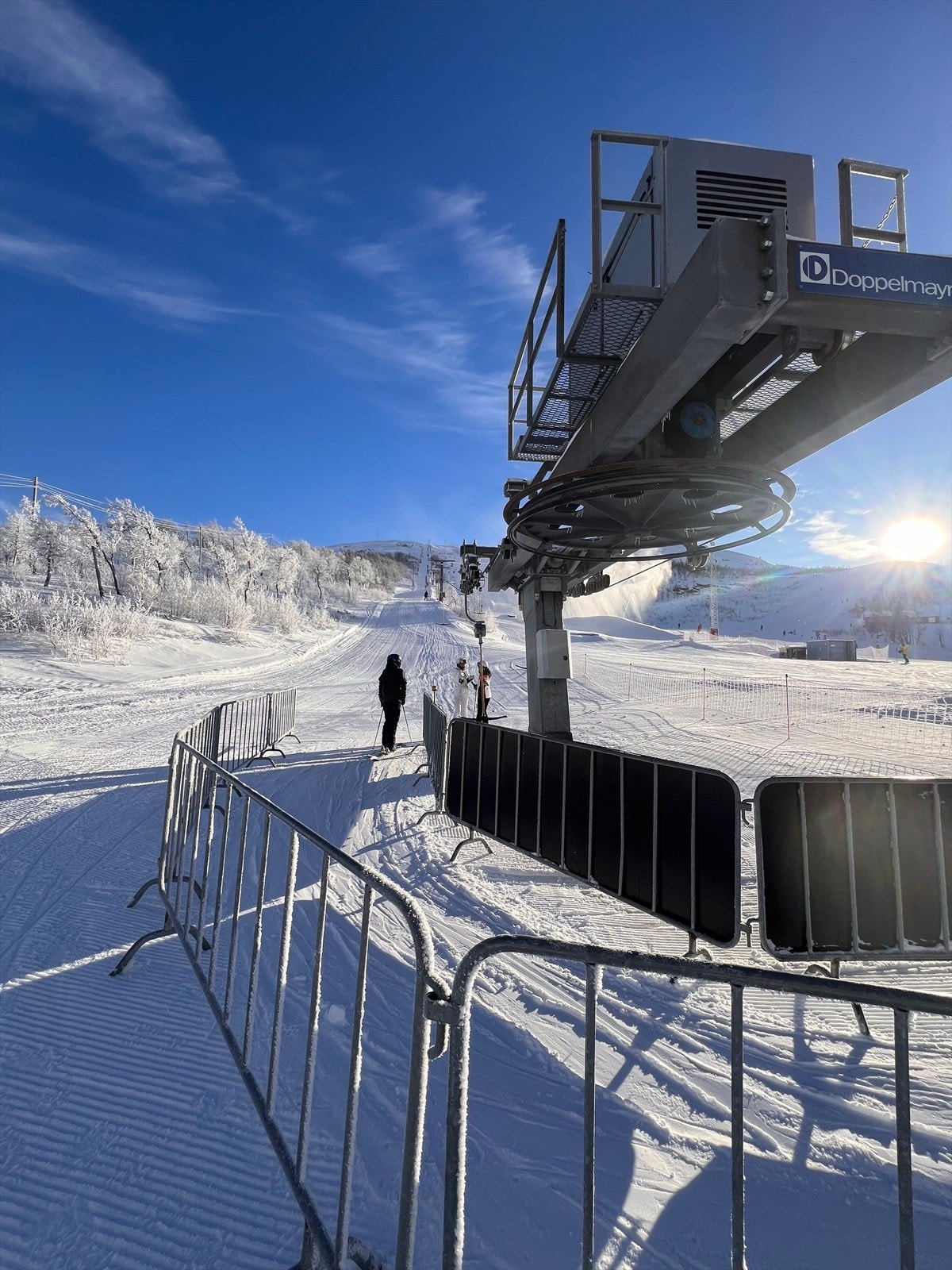 Fra eiendommen er det kun 5 minutter med bil til Tyin-Filefjell Skisenter som både er for store og små. Skisenteret har fem heiser, totalt 17 km nedfarter og eget barneområde med heis og barnebånd. Galleribilde
