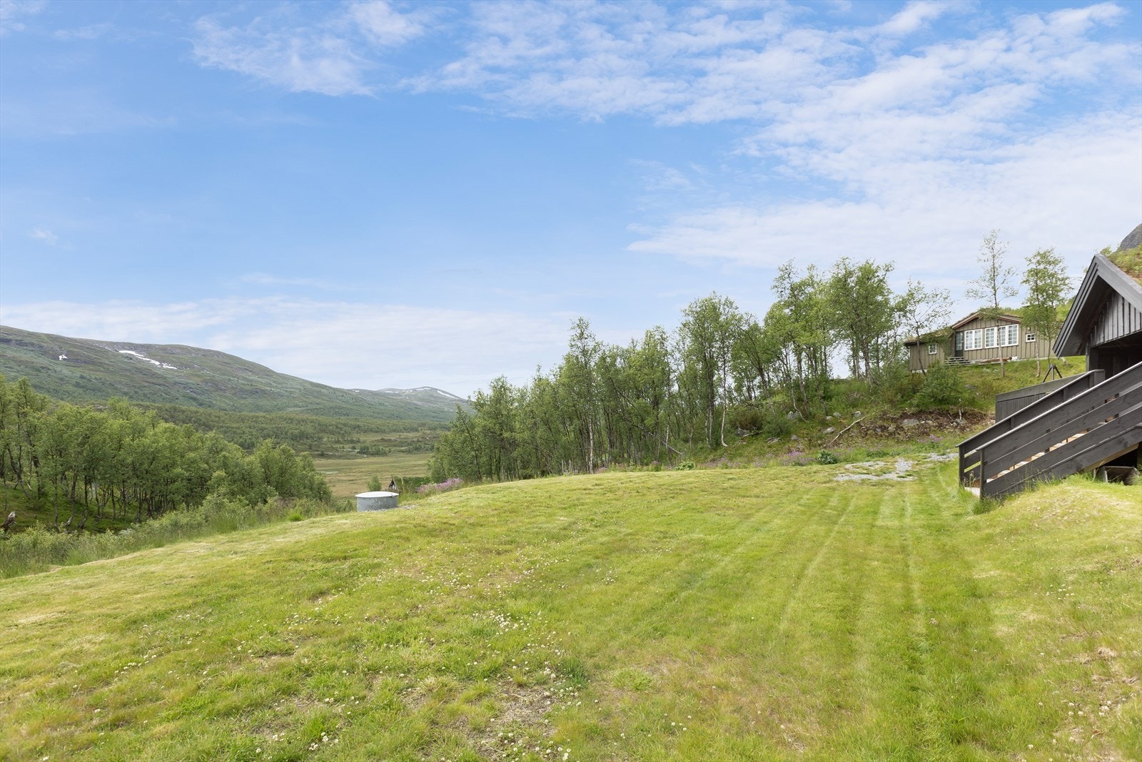 Naturskjønn beliggenhet med flott utsikt over dalen. Perfekt for friluftsentusiaster som søker ro og naturopplevelser. Galleribilde