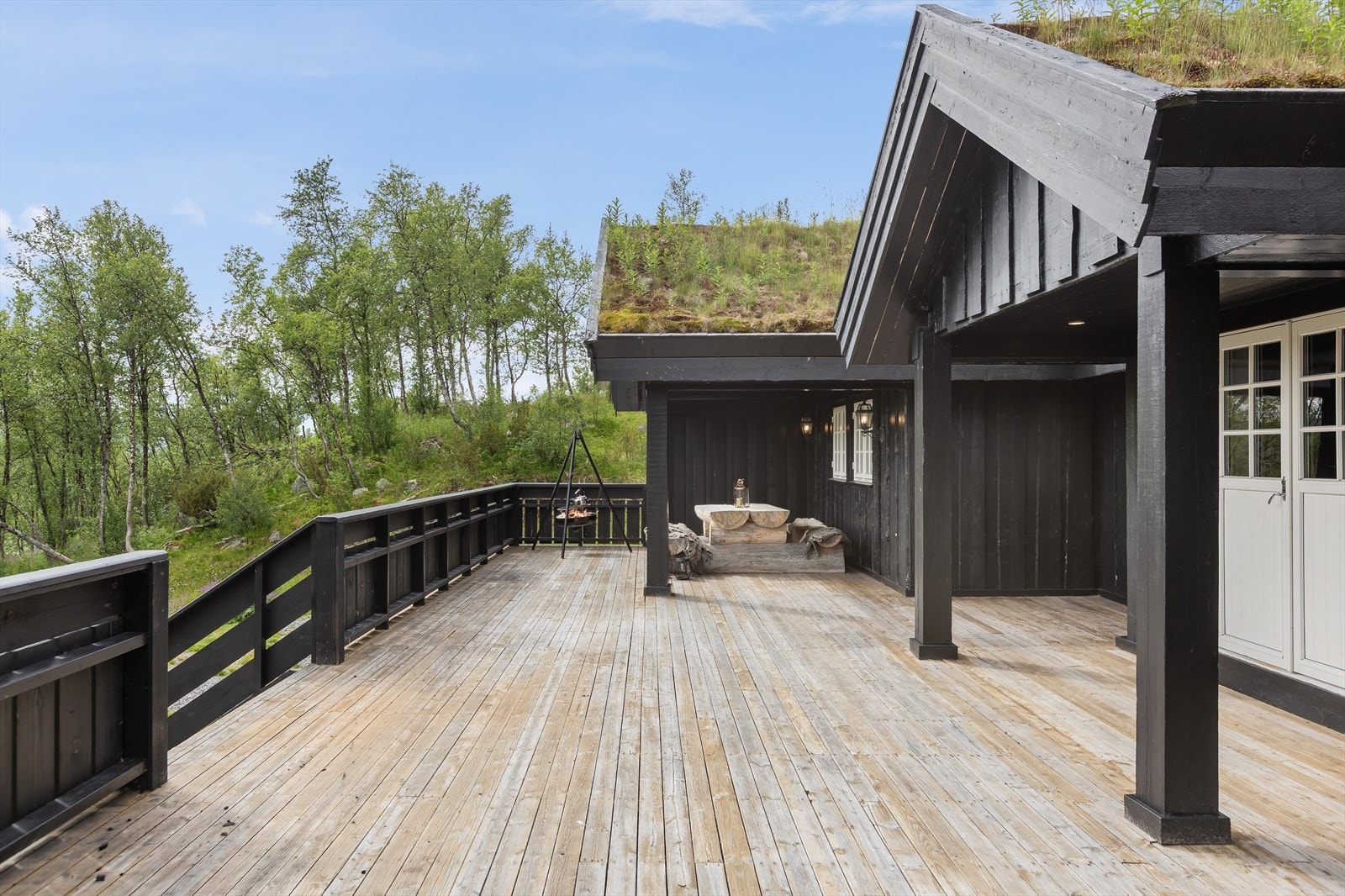 Terrasse med god plass til å møblere med utemøbler. Galleribilde