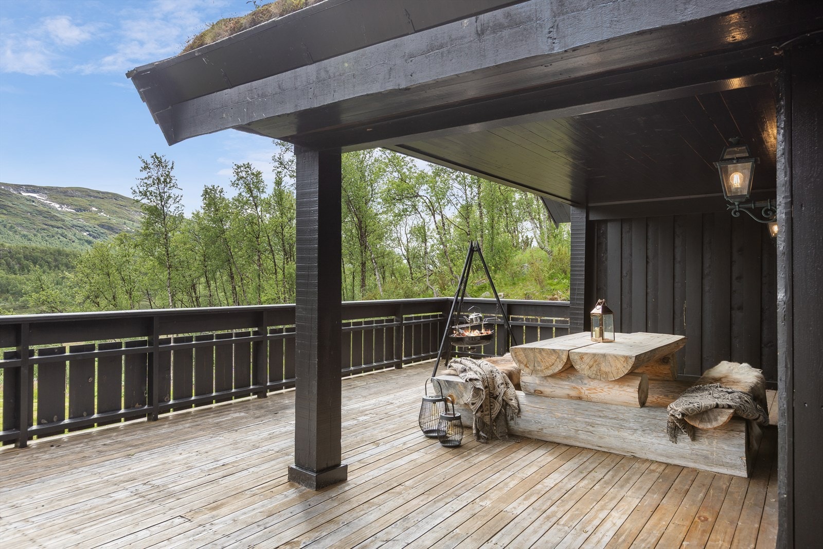 Romslig terrasse med flere møbleringsmuligheter og naturskjønn utsikt. Perfekt for sosiale sammenkomster. Galleribilde