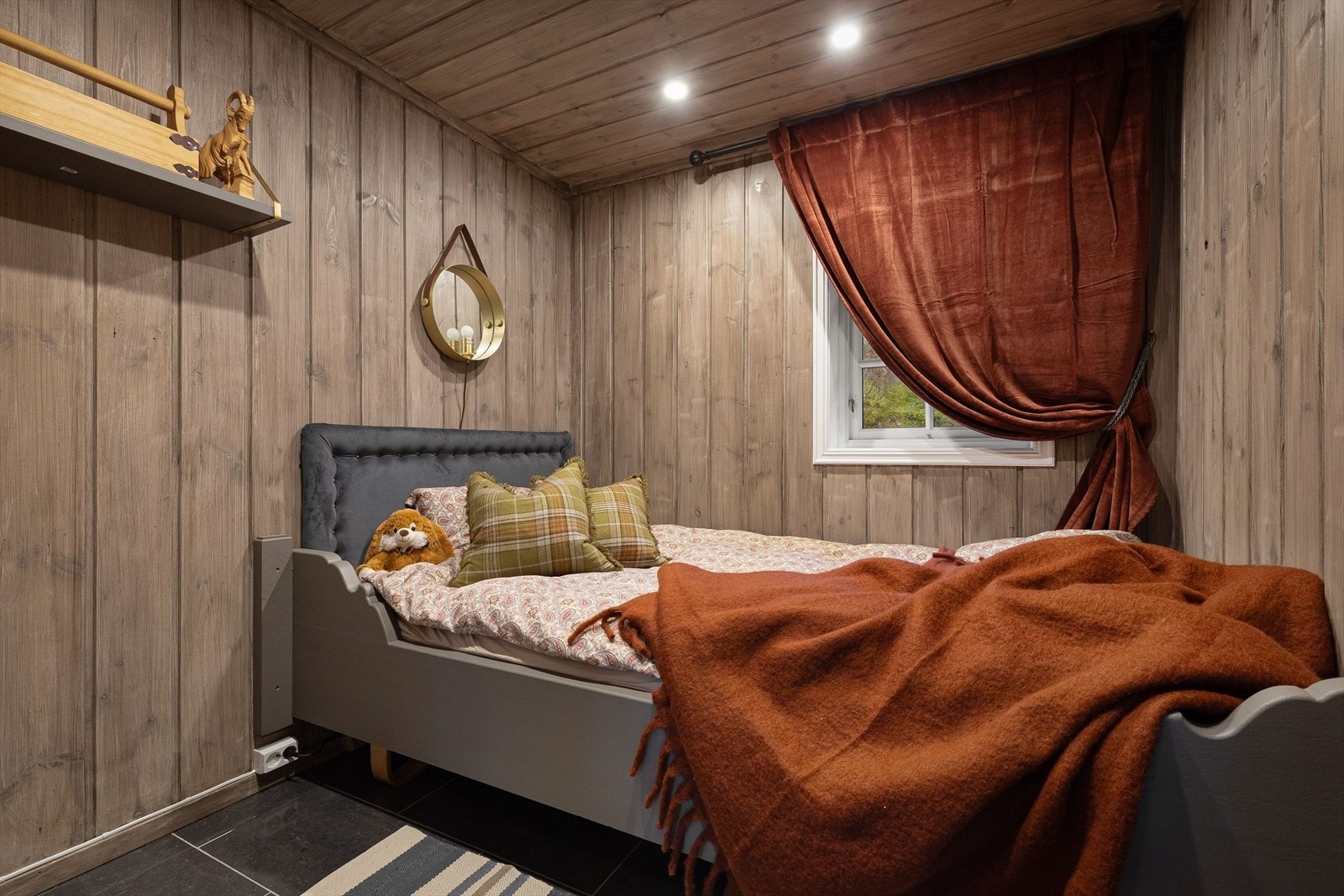 Trivelig soverom med beiset panel - lun hyttestemning. Galleribilde