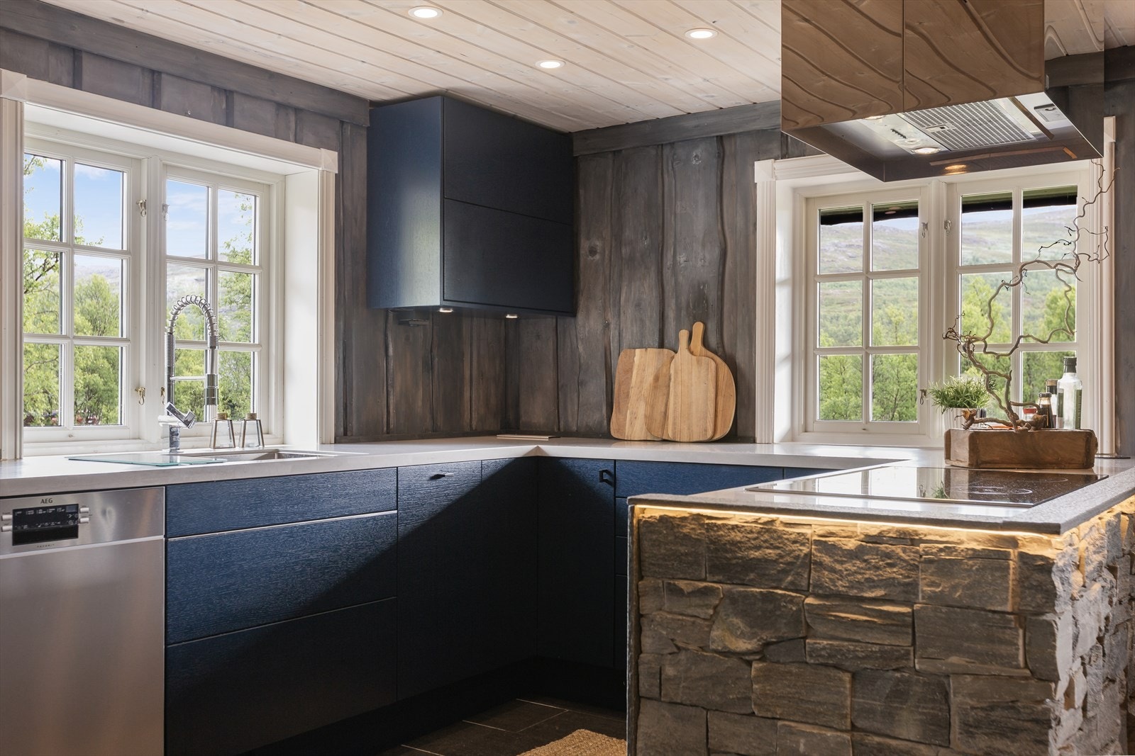 Mye benk- og skapplass, samt integrerte hvitevarer. Galleribilde