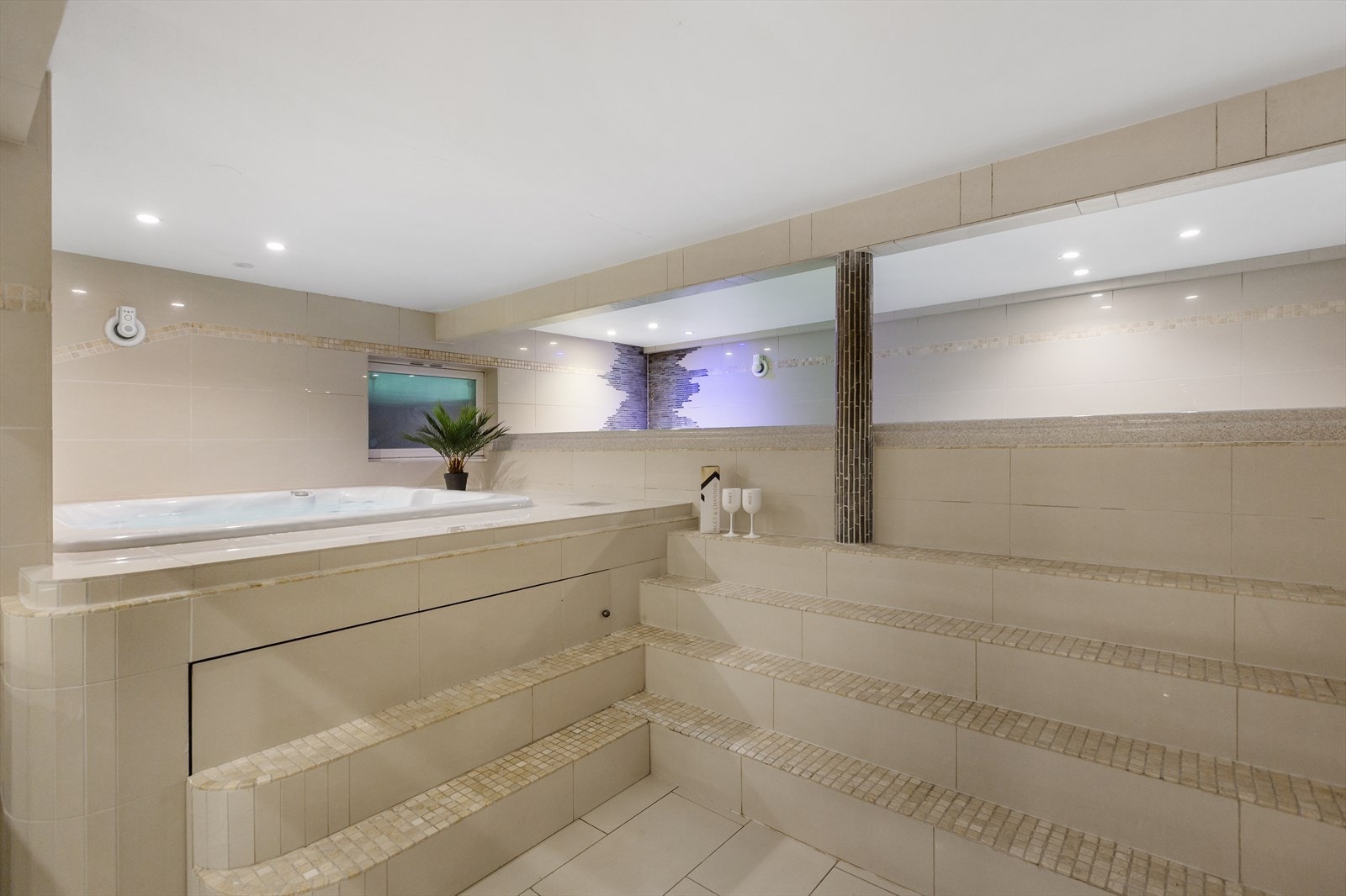 Spaavdeling med svømmebasseng og boblebad. Galleribilde