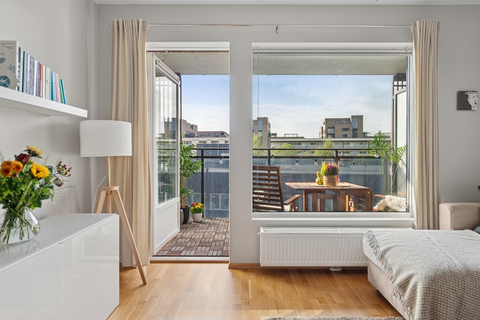 Fra stuen har du direkte utgang til en sydvestvendt balkong på omtrent 8,3 m². Galleribilde