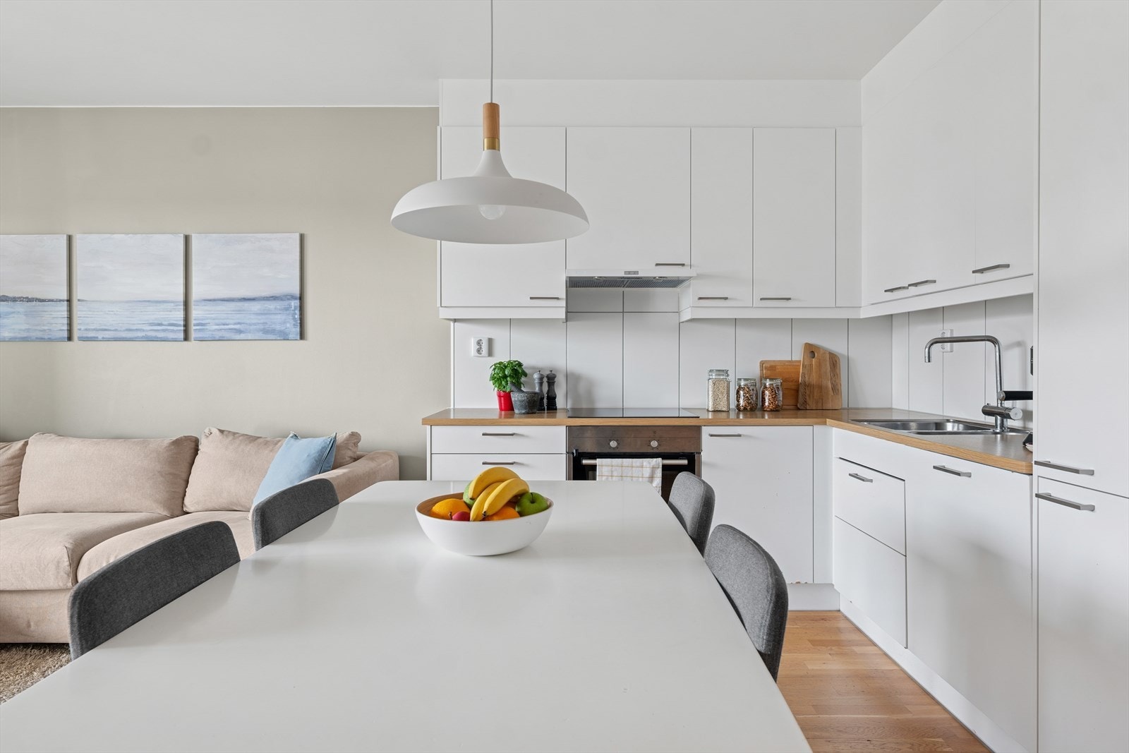 Underbelysningen gir godt arbeidslys, mens den åpne planløsningen skaper en sømløs overgang til stuen. Galleribilde