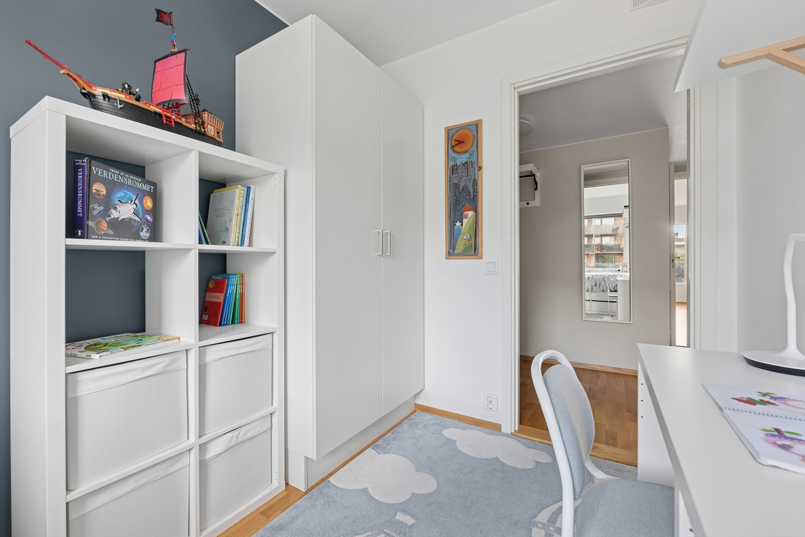 Soverom nummer to har også plass til både seng, garderobe og skrivebord Galleribilde