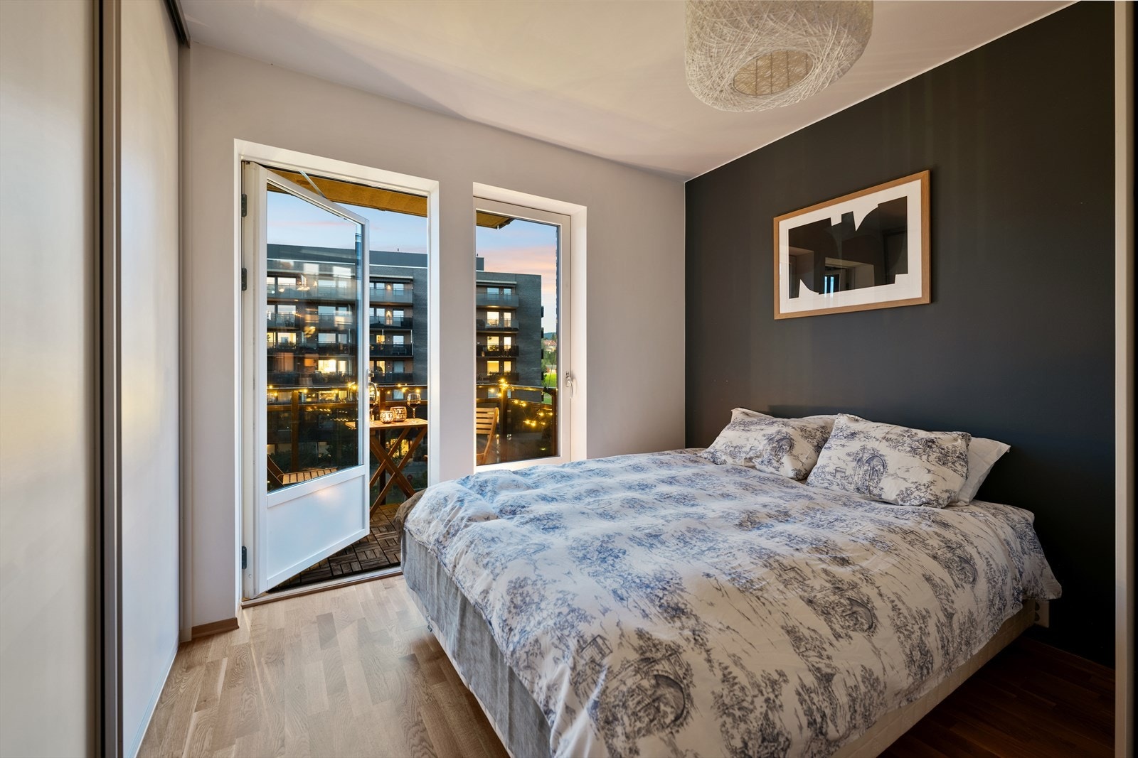 Fra hovedsoverommet har du utgang til en nordøstvendt balkong på ca. 3 m². Galleribilde