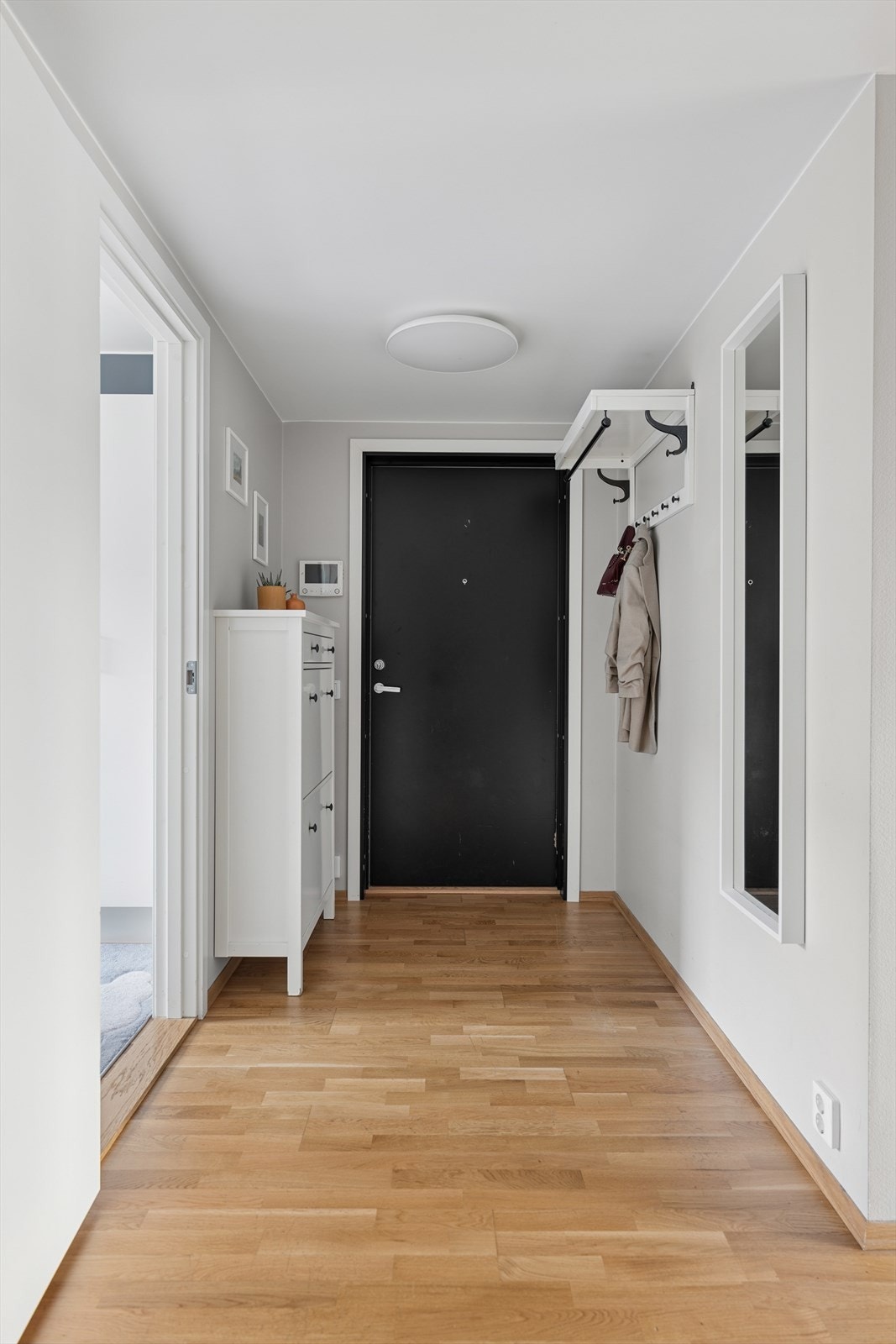 Entréen setter tonen for resten av leiligheten - moderne, praktisk og stilig. Galleribilde