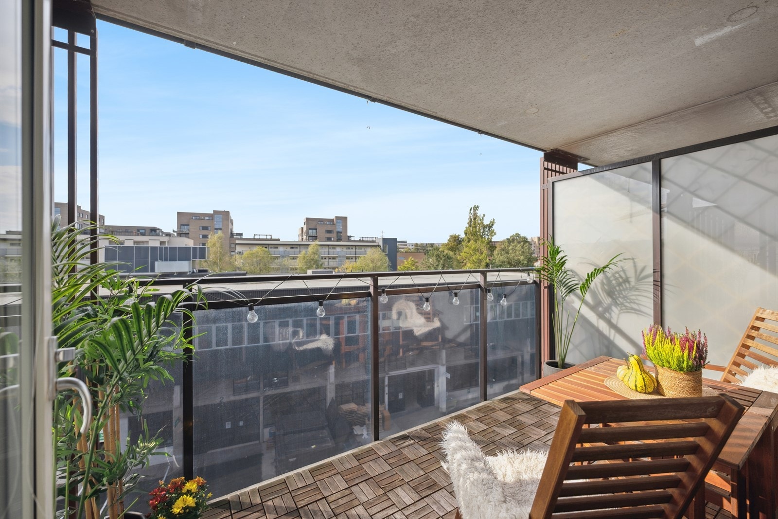 Balkongen har rekkverk i glass/aluminium, skjermvegger, belysning og utvendig stikkontakt. Galleribilde