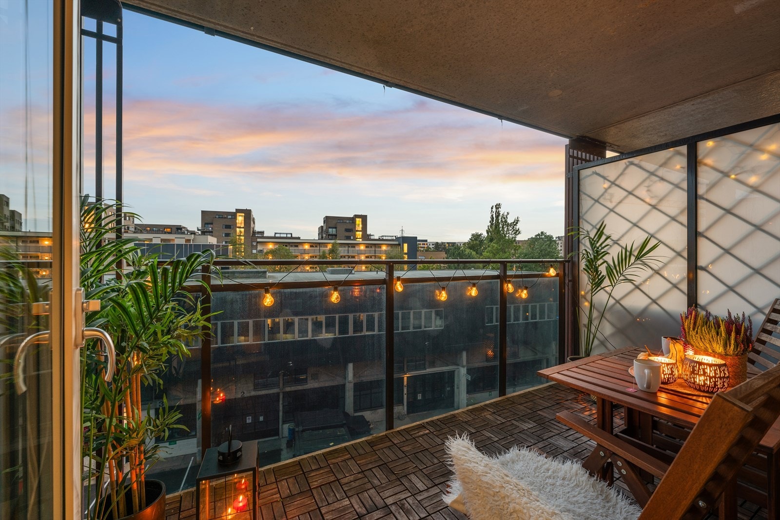 Begge balkongene har tremmefliser på gulv. Galleribilde