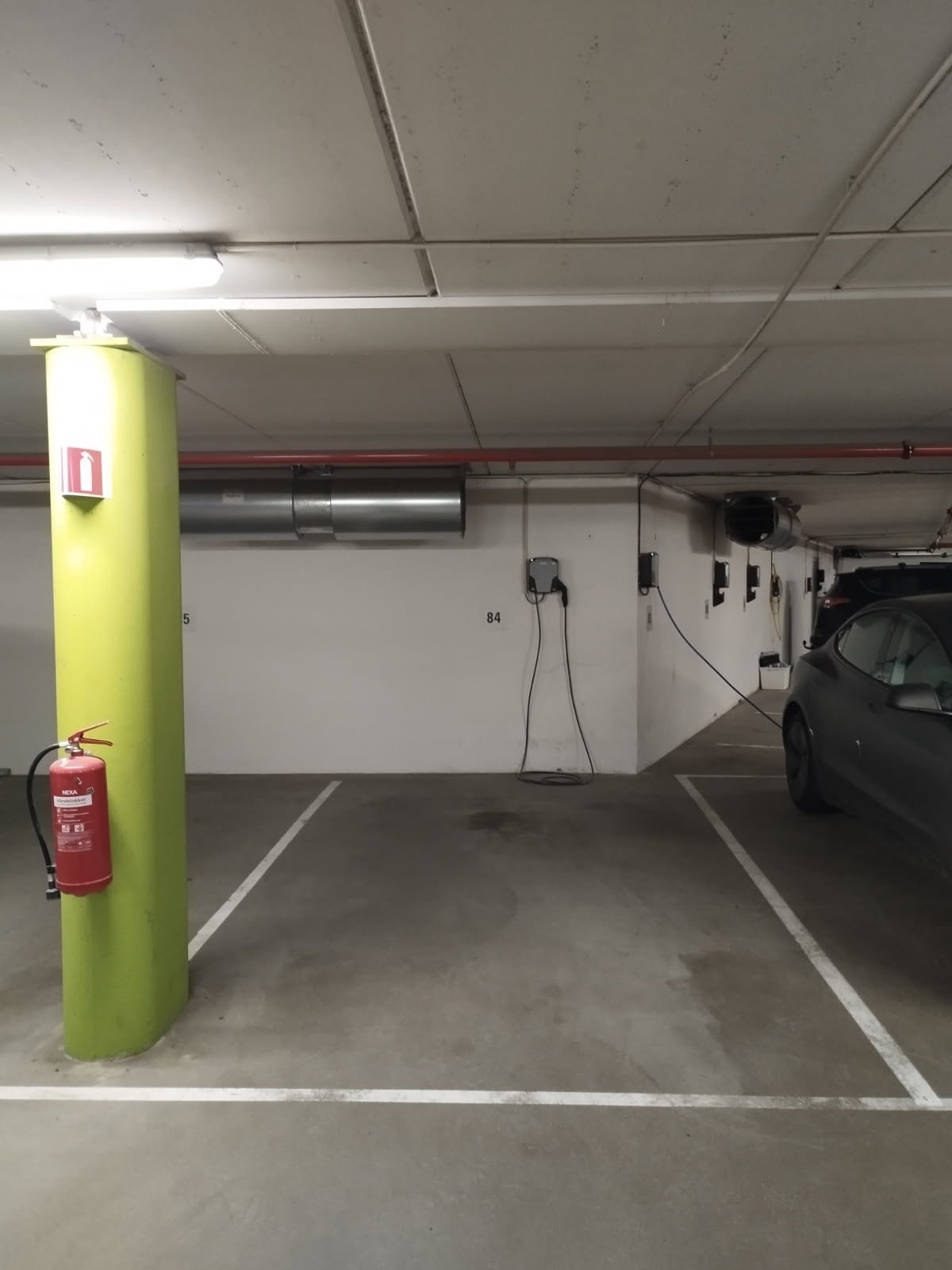 Privat bilde av garasjeplassen. Galleribilde