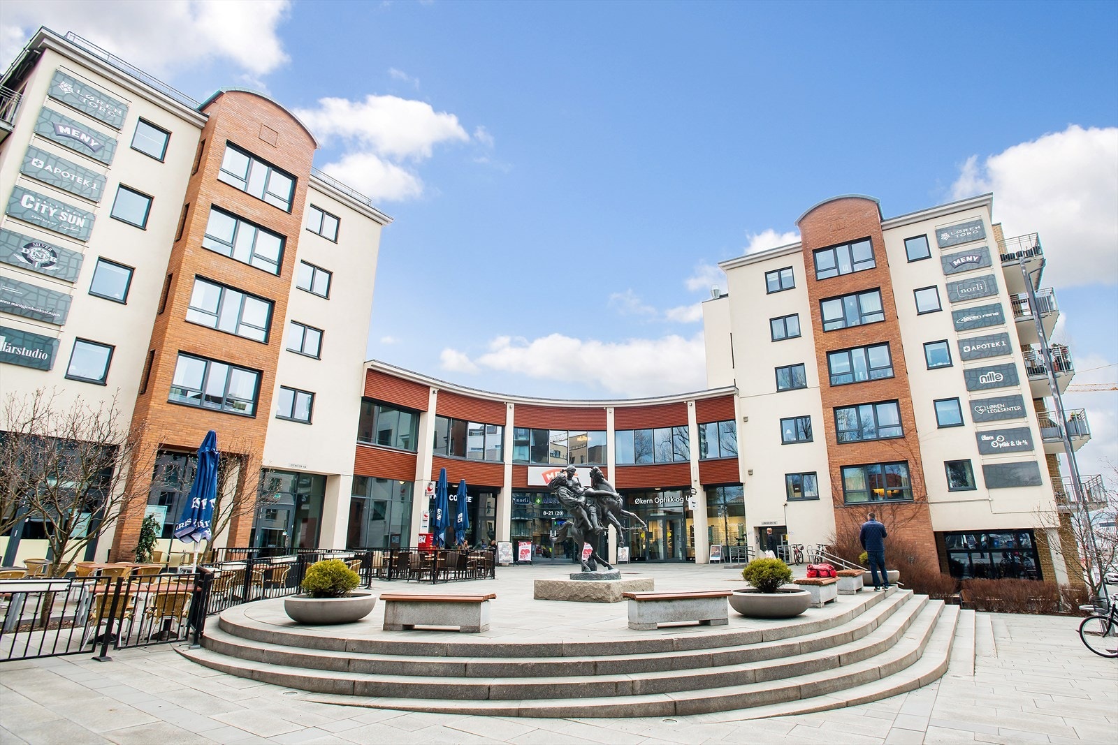 Fra leiligheten tar det bare noen få minutters gange til Løren torg, hvor du finner et variert utvalg av forretninger som Meny, apotek, kafé, frisør, tannlege, restauranter og mye mer. Galleribilde