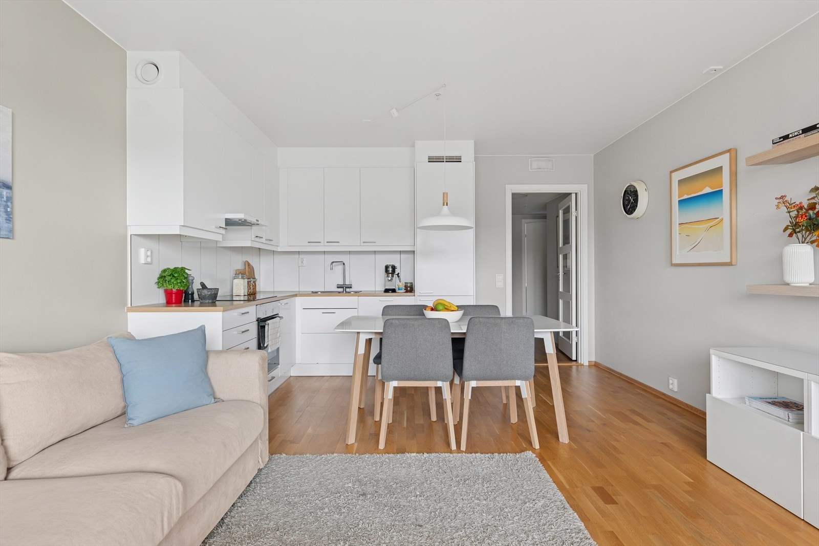 Leiligheten byr på en lys og luftig stue med åpen kjøkkenløsning fra Marbodal. Galleribilde