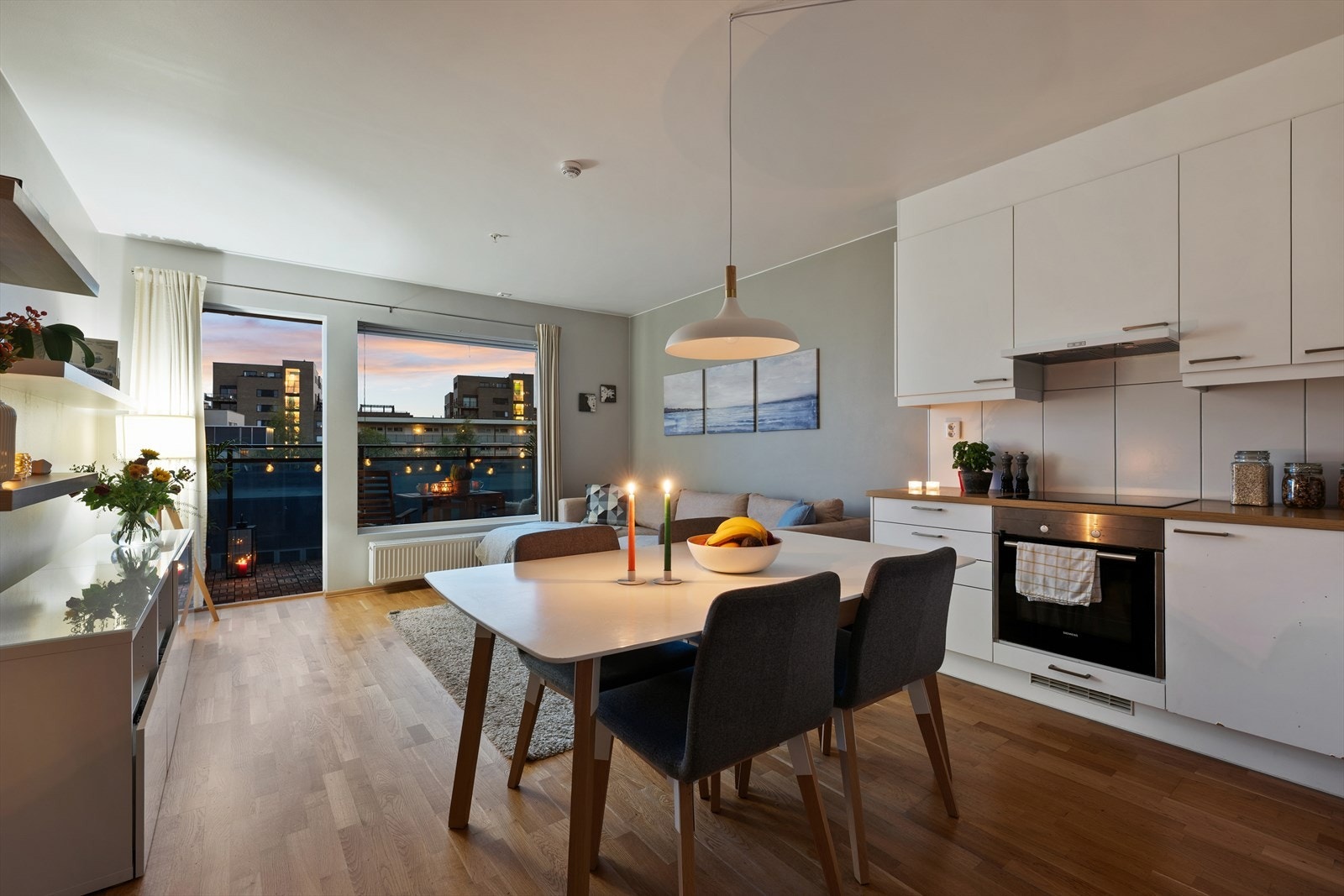 Dette er en moderne 3-roms leilighet med en god beliggenhet på Løren. Galleribilde