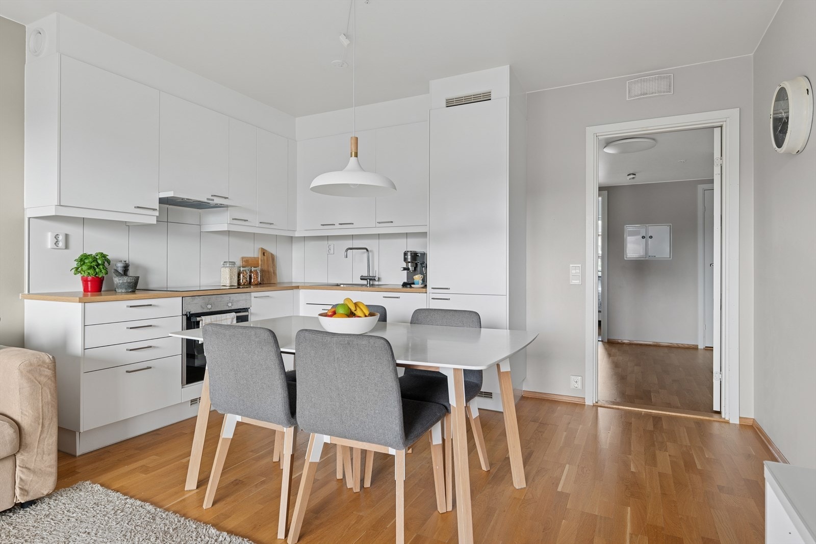 Godt med plass for tilhørende spisebord. Galleribilde