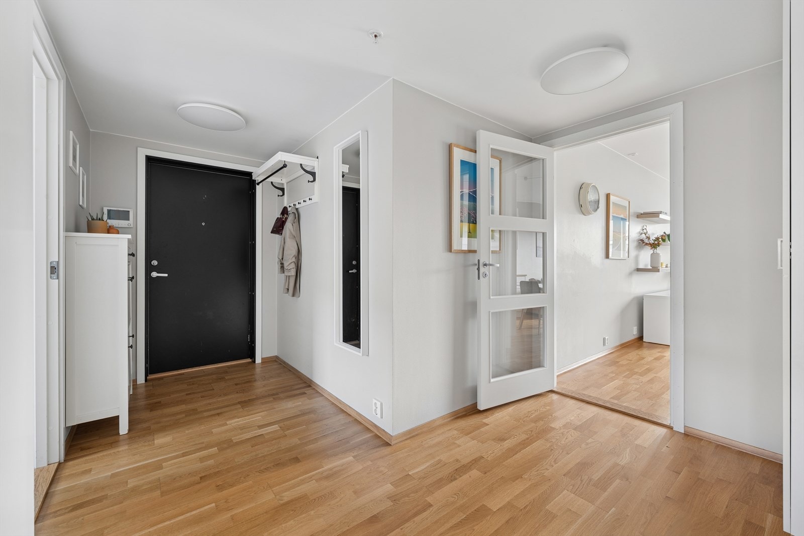 Fra første skritt inn merker du at boligen er nyere, med tidsriktige materialer, god belysning og en helhetlig standard. Galleribilde