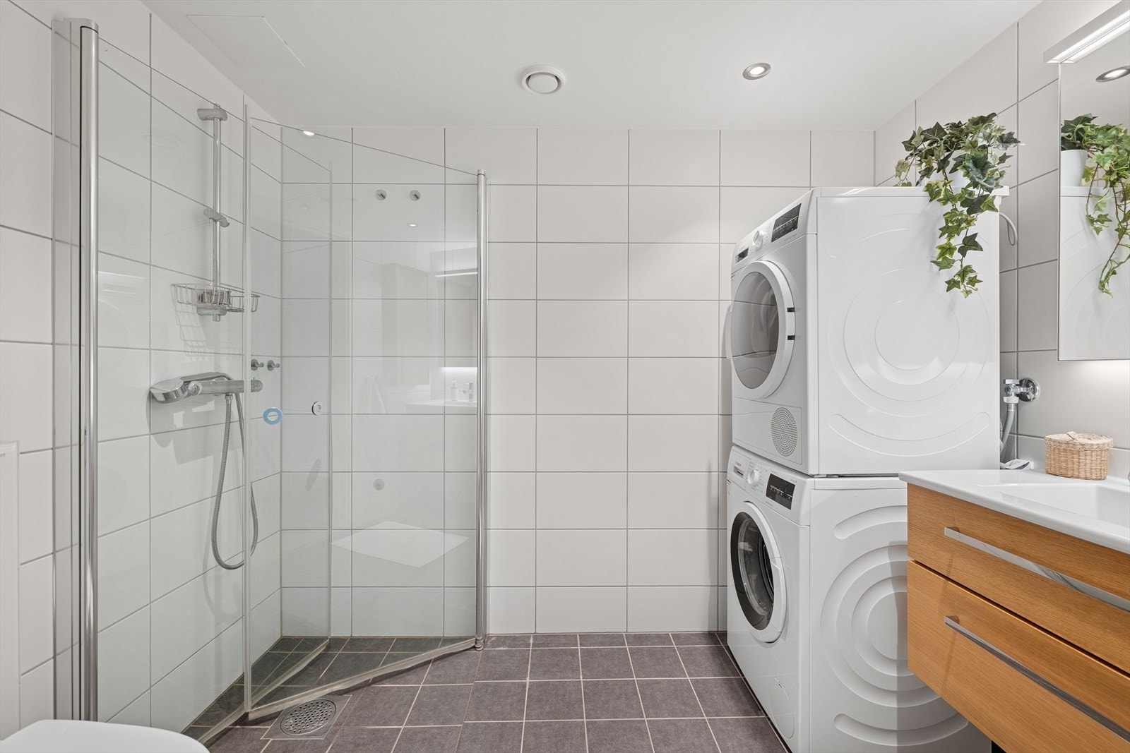 Baderommet er flislagt med gulvvarme som gir ekstra komfort året rundt. Galleribilde