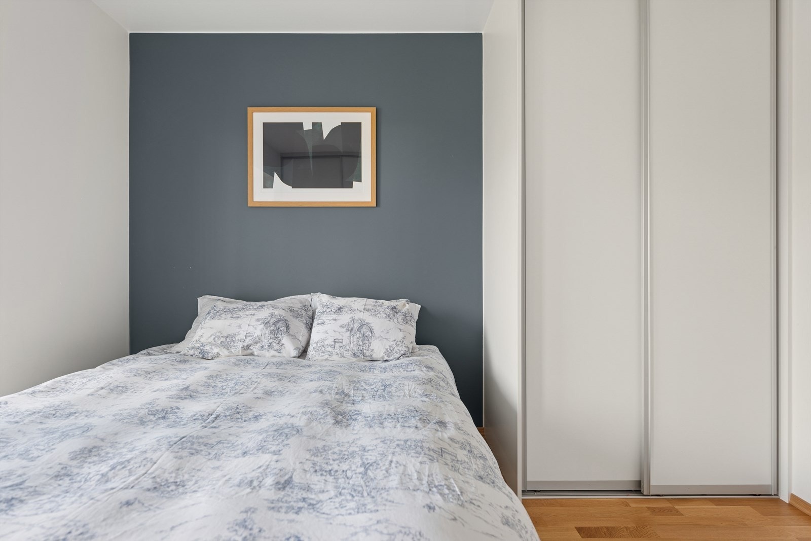 Hovedsoverommet er utstyrt med praktisk skyvedørsgarderobe som gir rikelig oppbevaring og et ryddig preg. Galleribilde