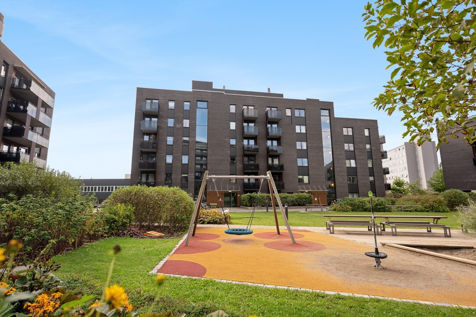 Leiligheten ligger i et barnevennlig område med fine grøntarealer. Galleribilde
