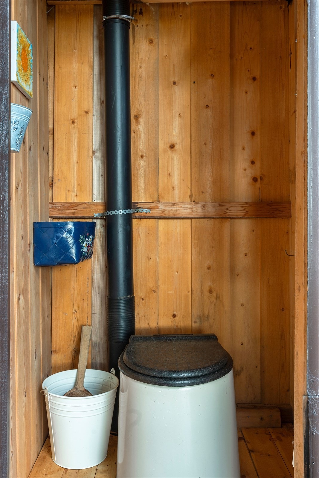 Utedoalett i tradisjonell stil Galleribilde