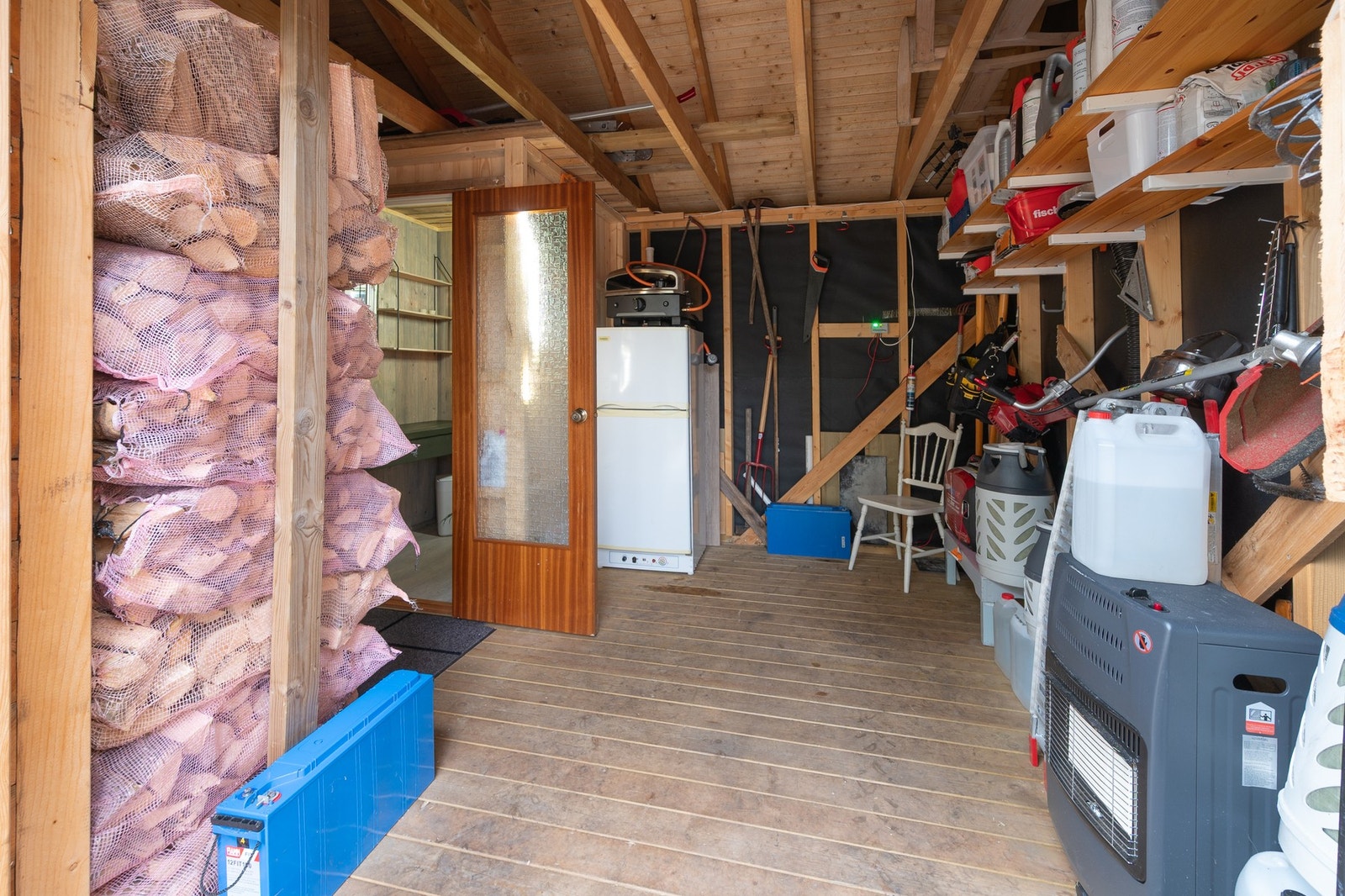 - Inne i uteboden er det stort lagerrom med mulighet for oppbevaring av ved og... Galleribilde