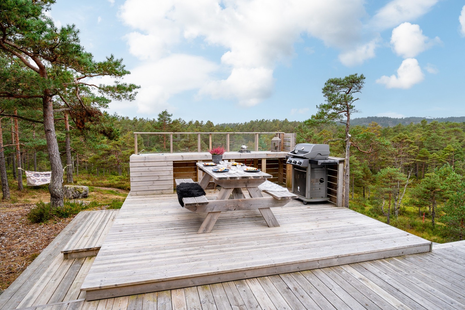 - Uteplassen er romslig og det er laget stor terrasse ut fra stuen, som gjør at man har flere sitteområder - Galleribilde