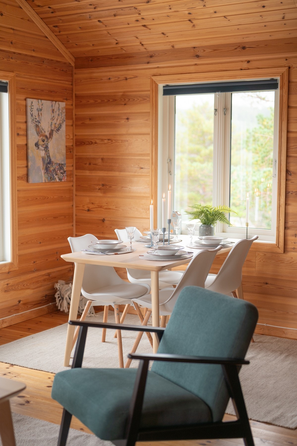 - Fine, store vindusflater som skaper fint lysinnslipp og gir utsikt ut mot naturen - Galleribilde