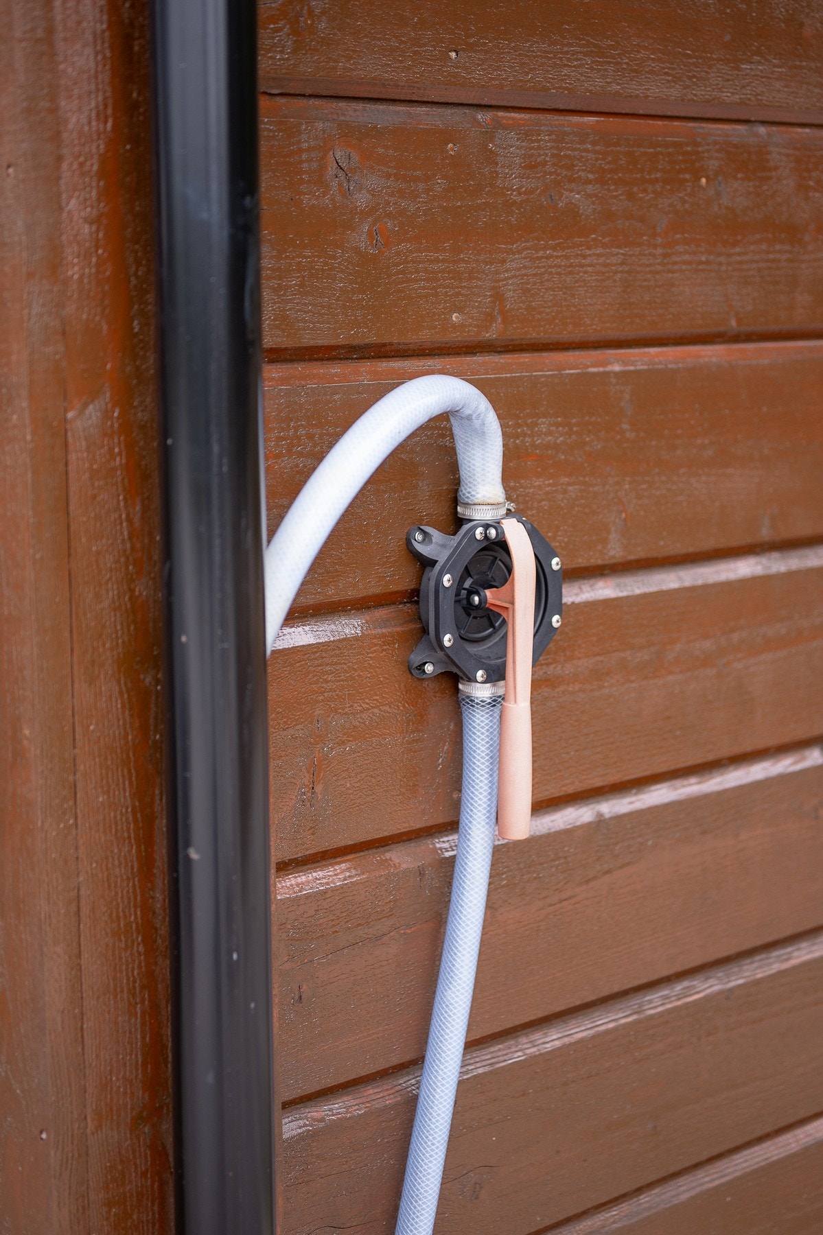 - Håndpumpe som går fra noen tønner under hytta som fanger regnvann fra takrennene - Galleribilde