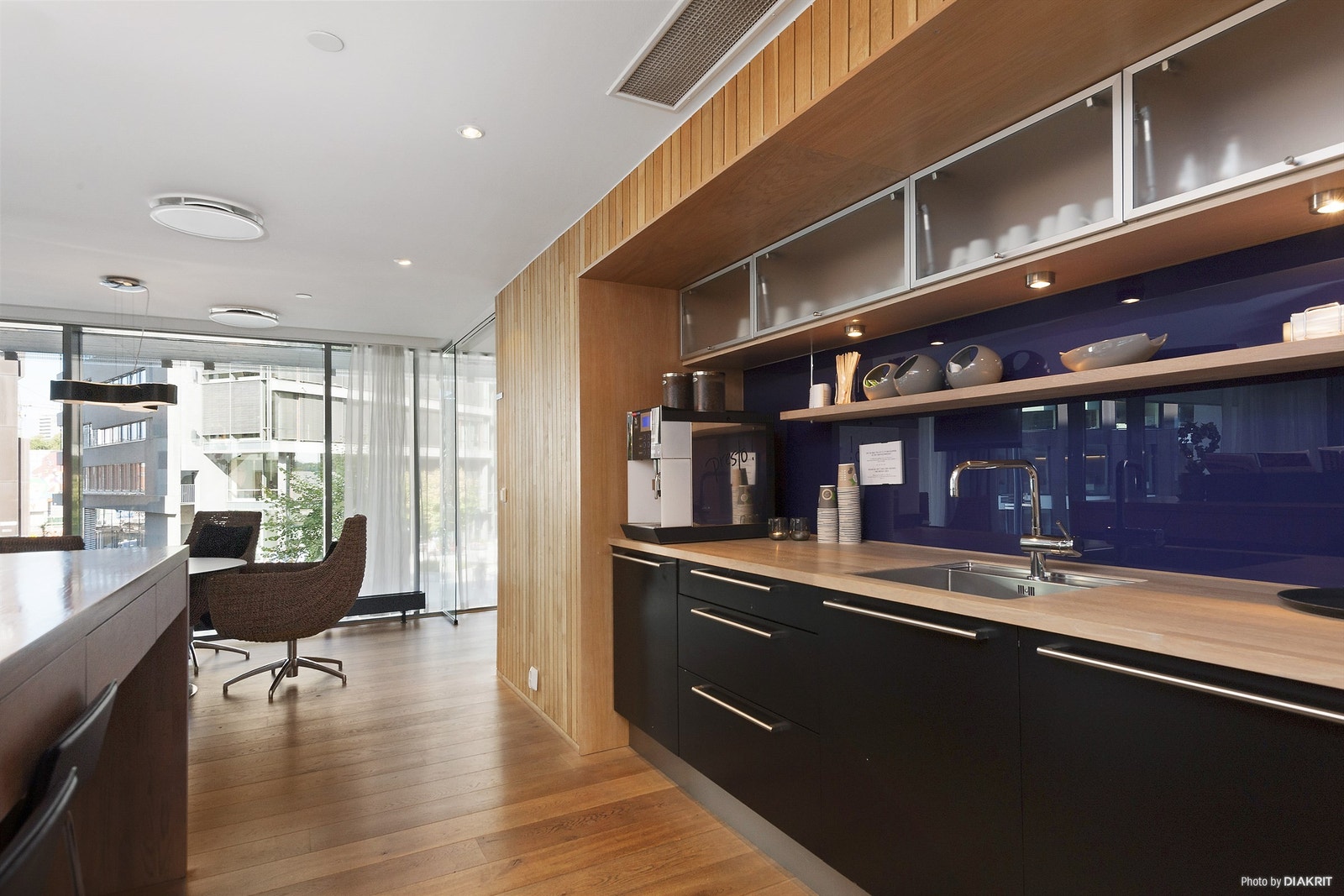 Her kan man nyte god kaffe, aviser og magasiner i hyggelige omgivelser Galleribilde