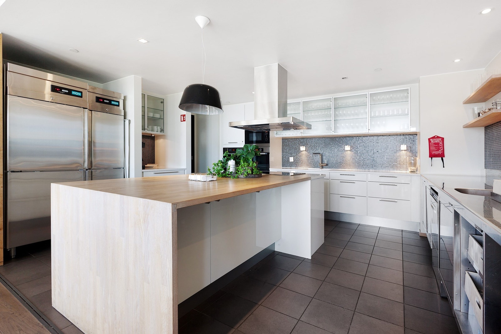 Felleskjøkken og hyggelig fellesrom kan bookes til private selskapet via resepsjonen til hyggelige priser Galleribilde