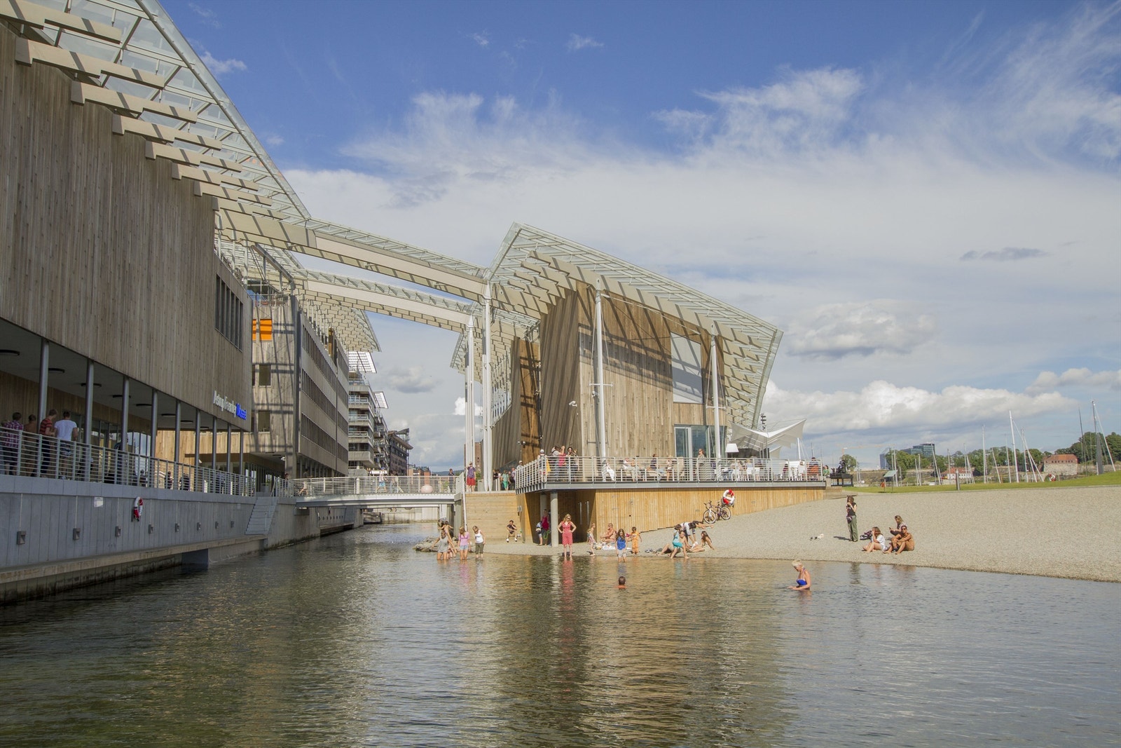Del av stranden med museet og hyggelig kafe med uteservering Galleribilde