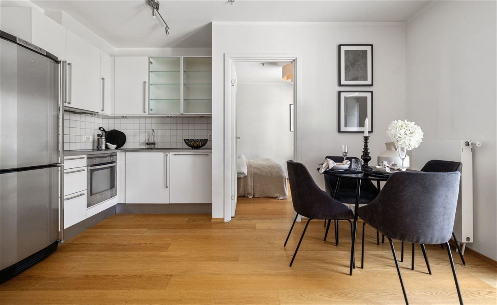 Kjøkken med hvitevarer. Galleribilde