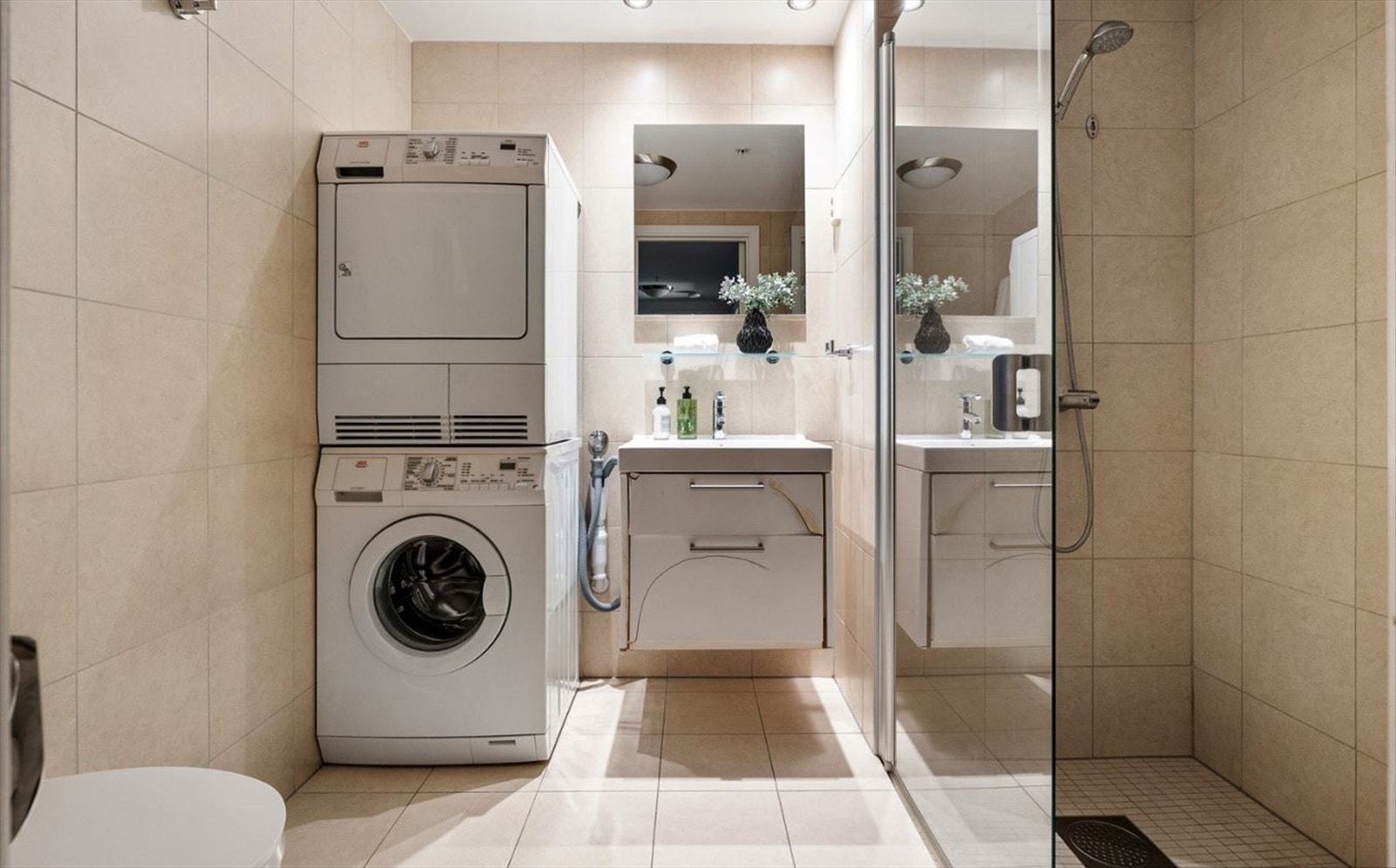 Pent baderom og det settes inn ny baderomsinnredning. Galleribilde