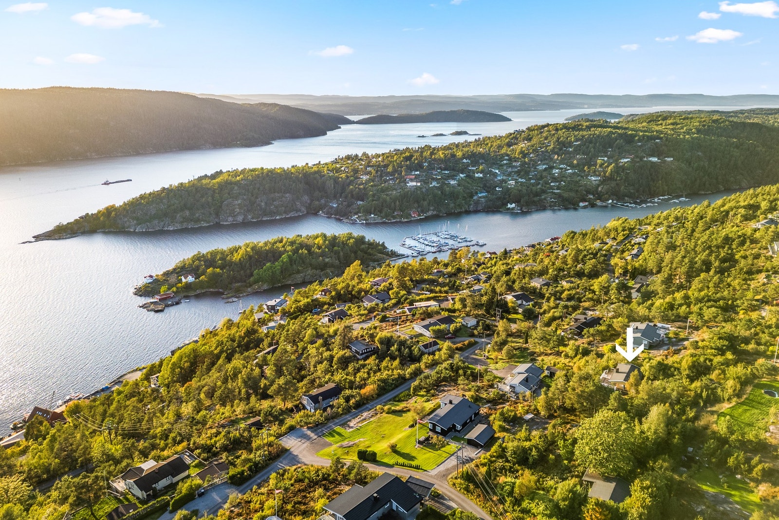 Det er kort avstand til sjøen med bade- og båtmuligheter. Vellet disponerer badeplass med stupebrett og badebrygge. Galleribilde