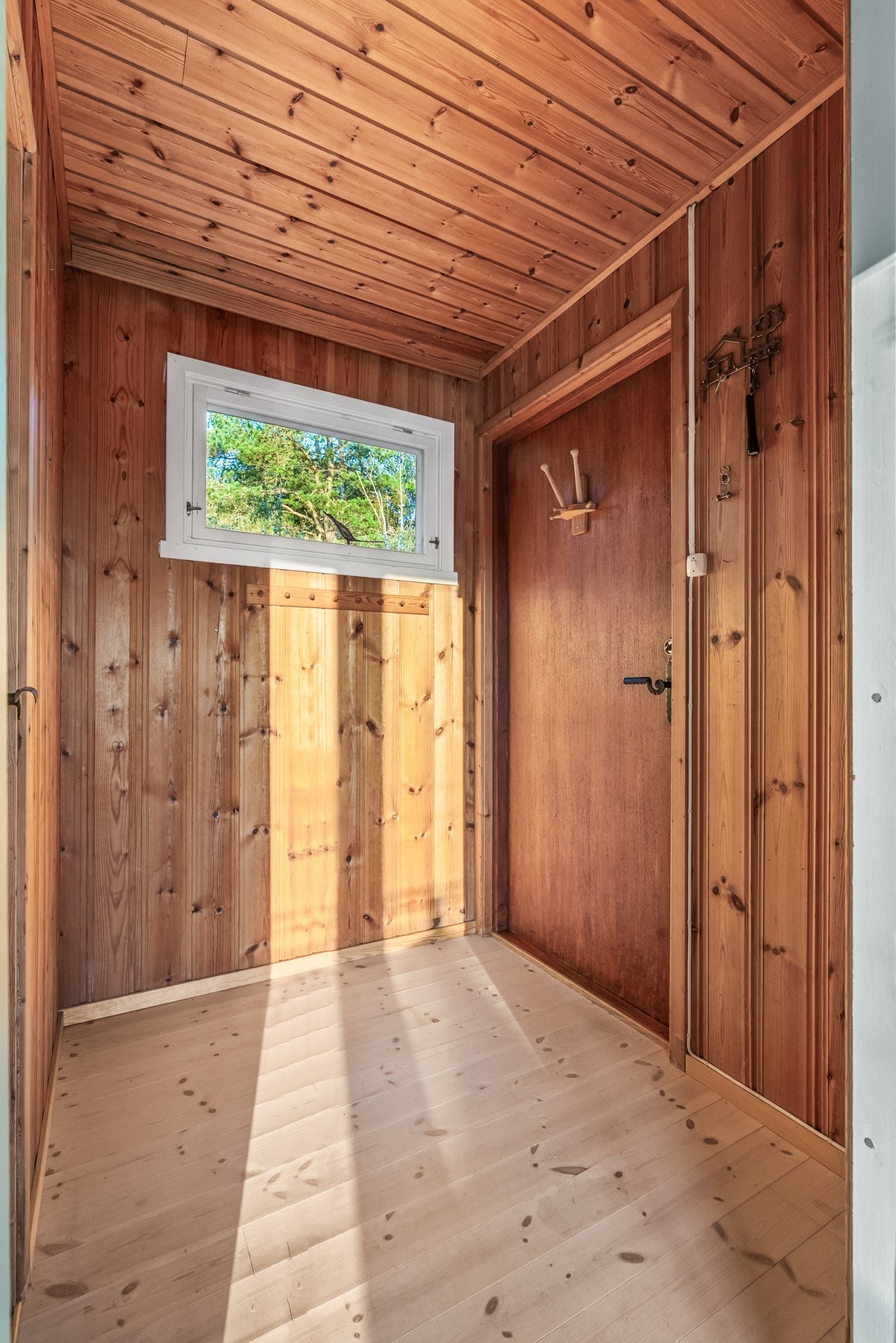 Entrè med plass for oppheng av yttertøy. Galleribilde