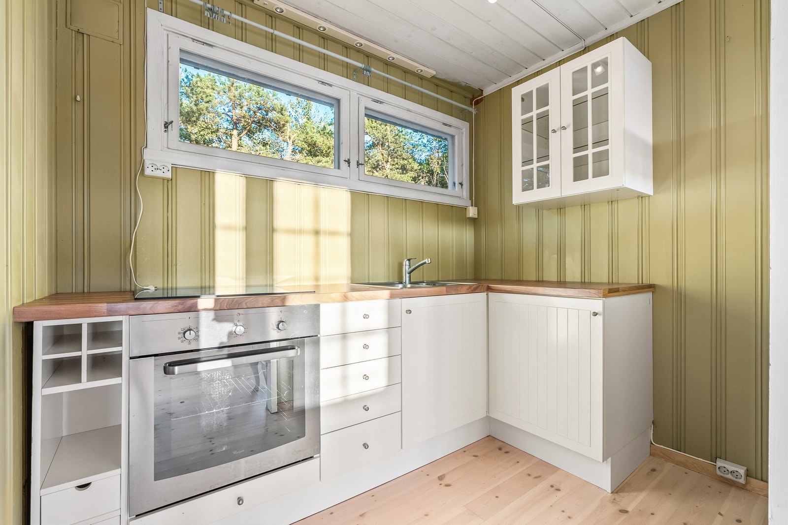 Kjøkken med benkeskap og et overskap, laminert benkeplate og stålvask med 1- greps blandebatteri og skyllekum. Det er ellers integrert ovn og platetopp. Galleribilde