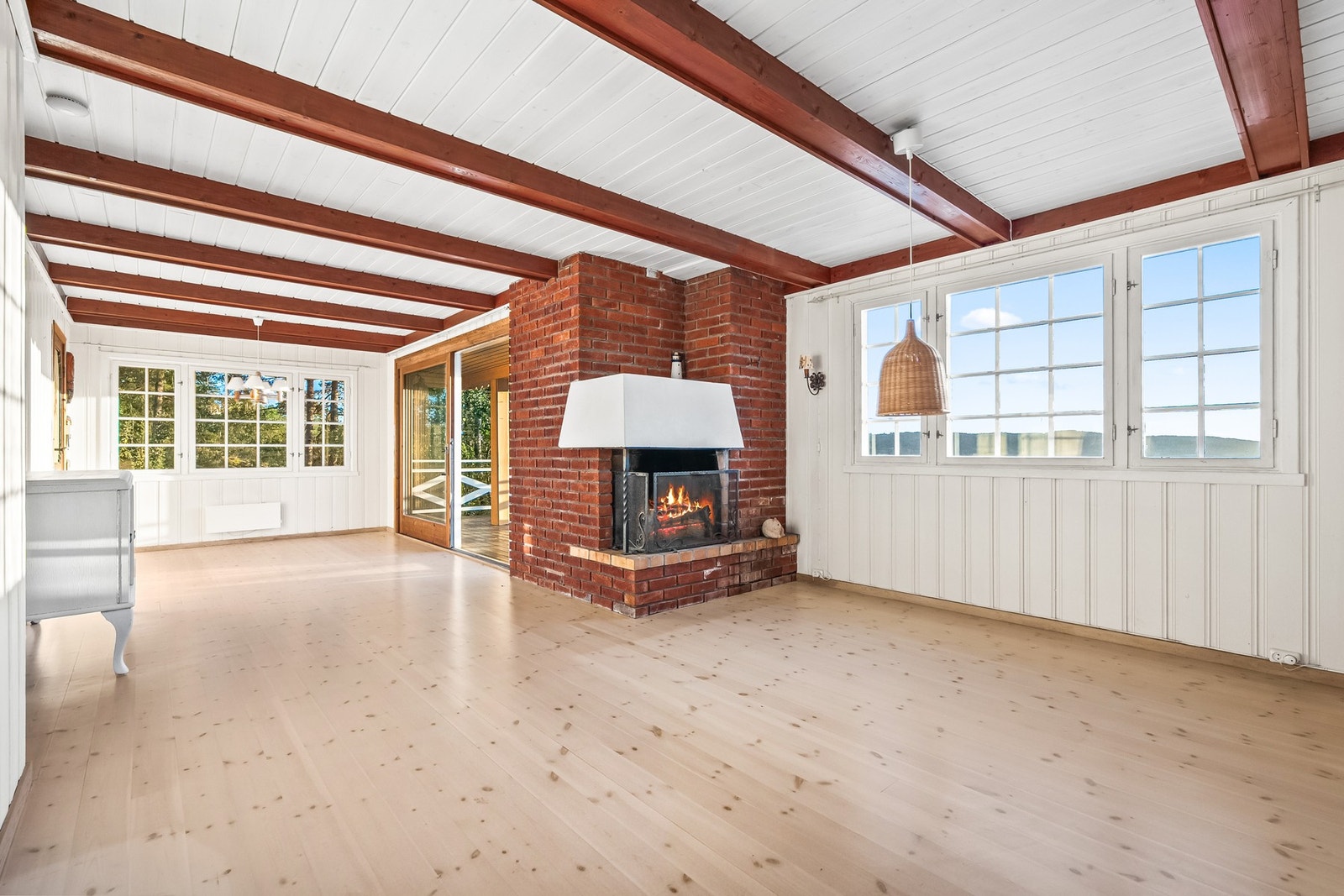 Fritidsboligen oppvarmes med peis og elektrisk panelovn i stuen. Galleribilde