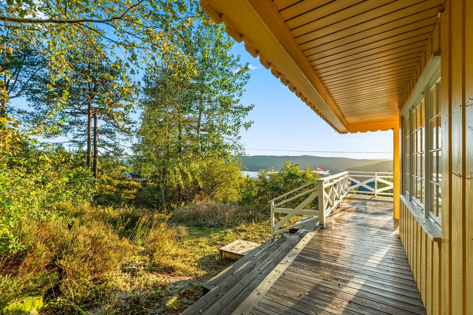 Til hytta er det adkomst fra vei/parkering gjennom en liten sti. Se bilen parkert ca. midt i bildet. Galleribilde