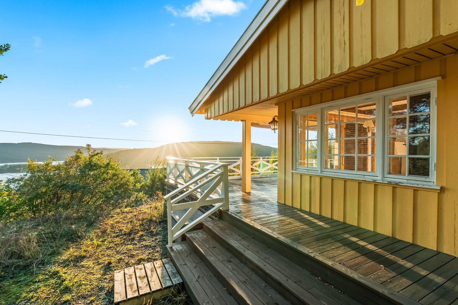 Drøbak sentrum ligger nært, med sine smale brosteinsgater og idylliske trehusbebyggelse, samt servering, butikker, gallerier og kulturtilbud m.m. Galleribilde