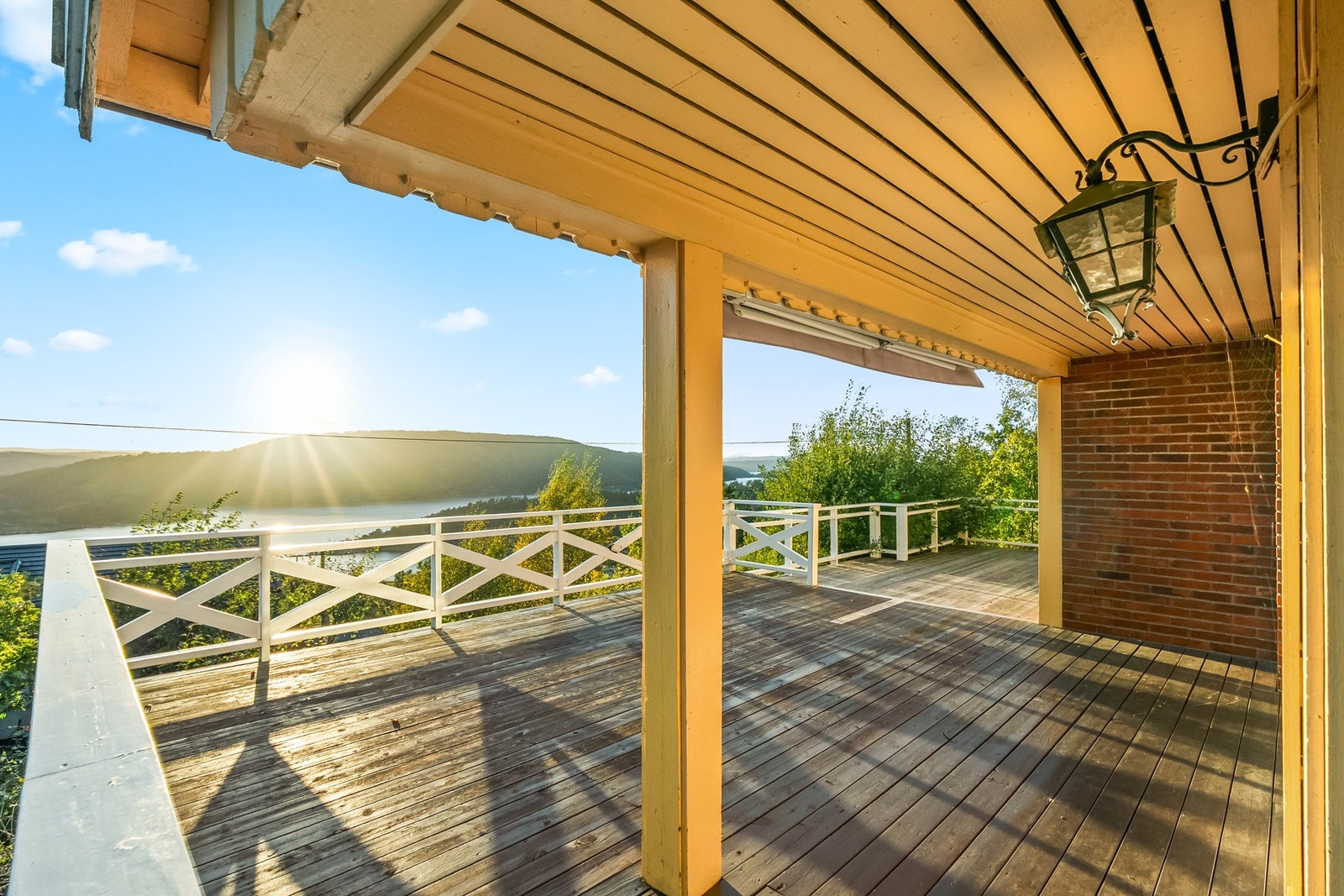 Det er montert markise i overbygget for solskjerming. Galleribilde