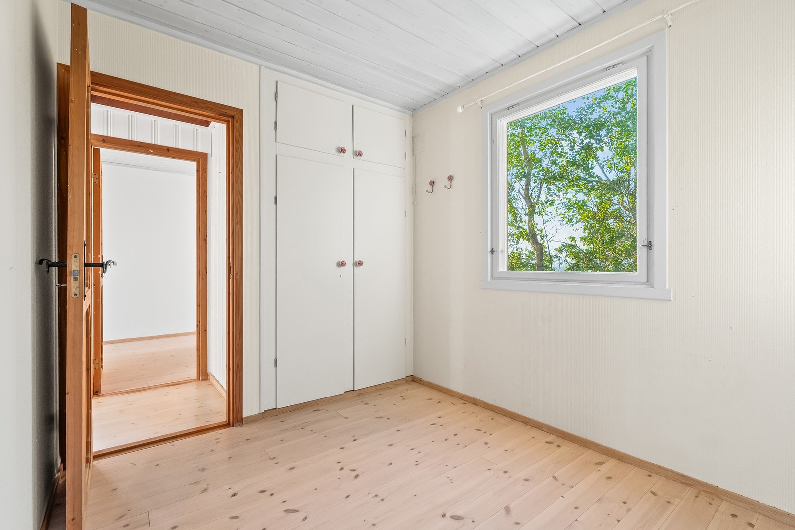 Her er det fin plass til seng og det er lagring i et innbygget garderobeskap. Galleribilde