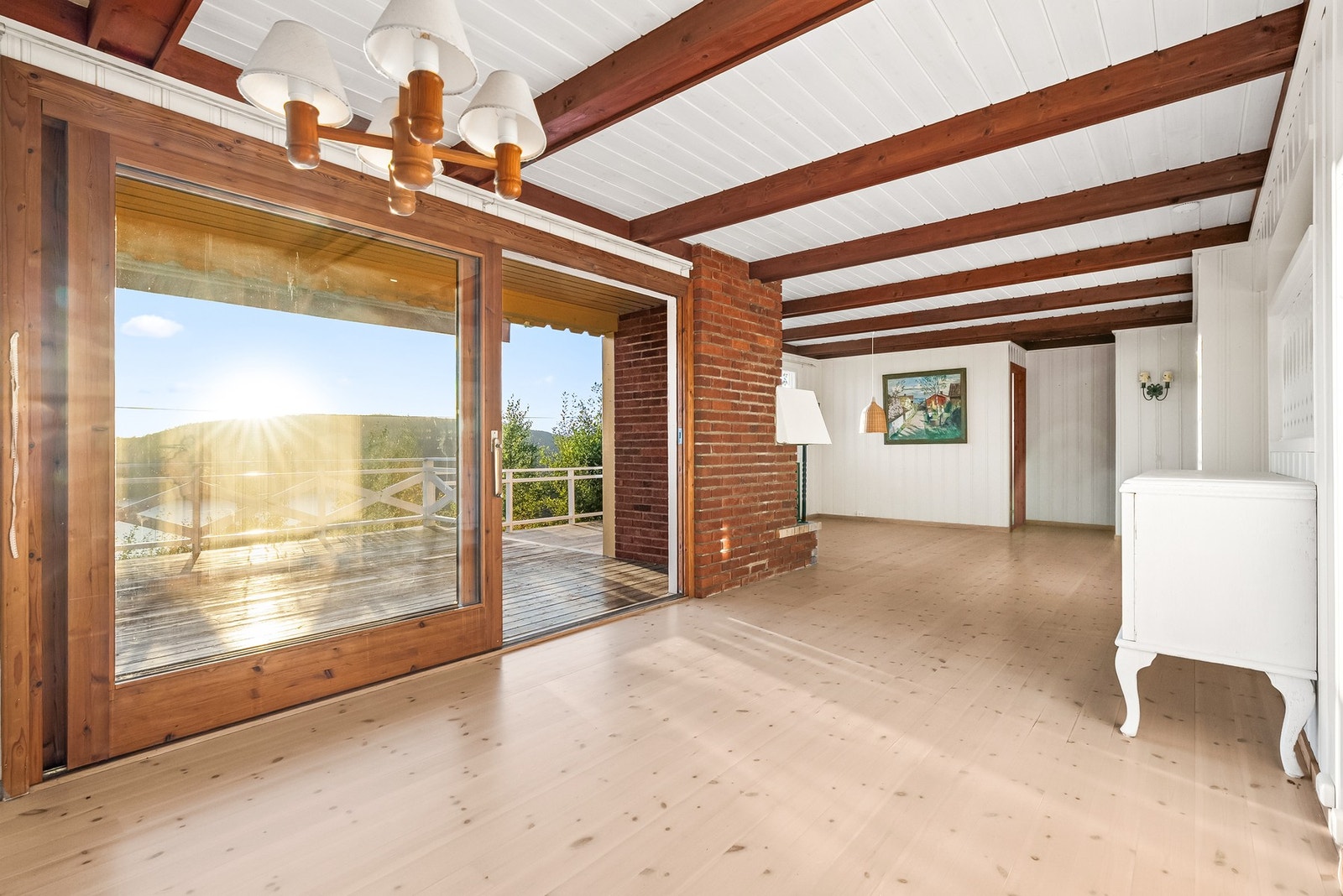 Lys og romslig stue med plass for innredning i flere soner. Galleribilde