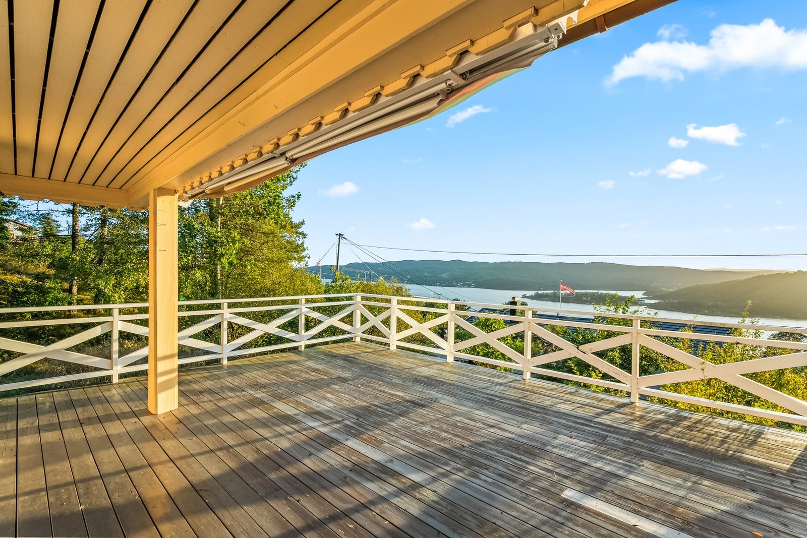 Deler av terrassen er overbygget, slik at sommerdagene kan nytes ute selv i litt ruskevær. Galleribilde