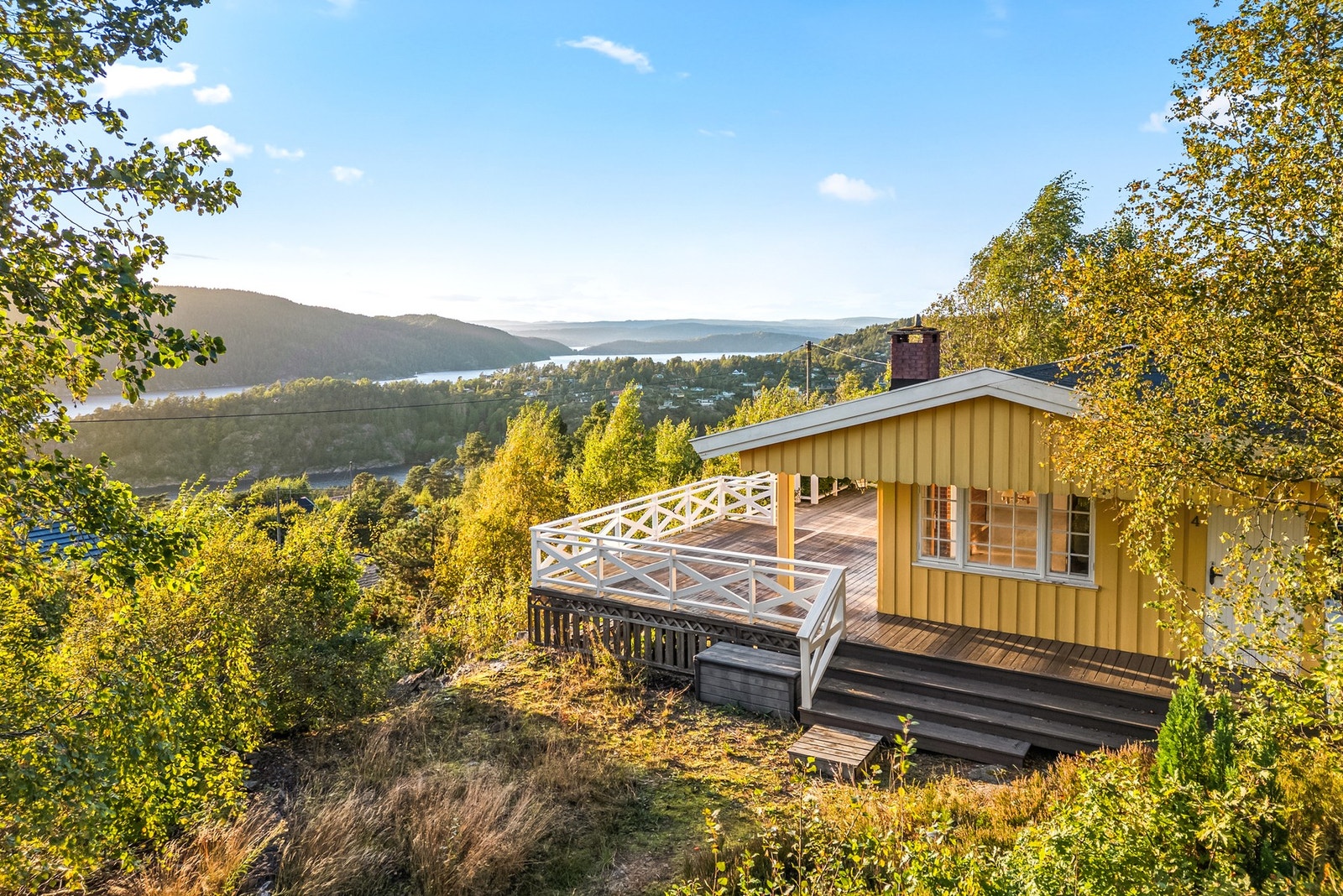 Tverrbakken 4 ligger i et attraktivt og fredelig hytteområde i naturskjønne omgivelser nær Drøbak. Galleribilde