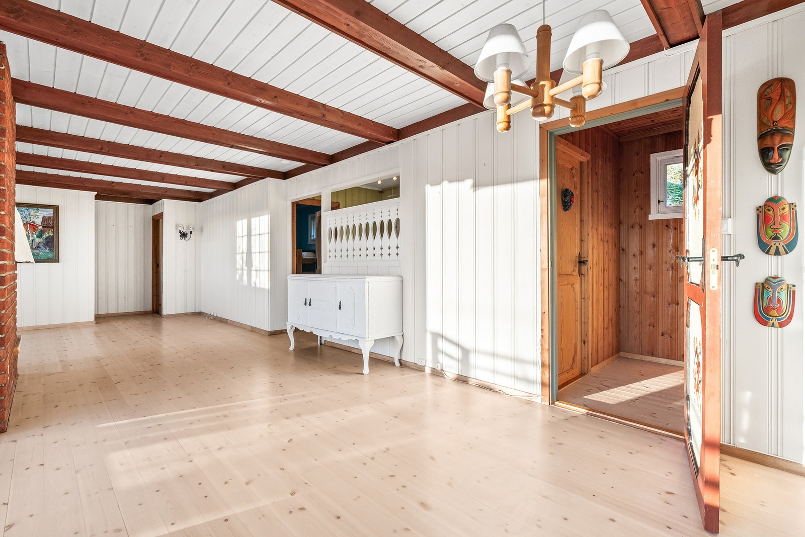 Vi tar turen videre gjennom entreen og inn på et praktisk toalettrom. Galleribilde