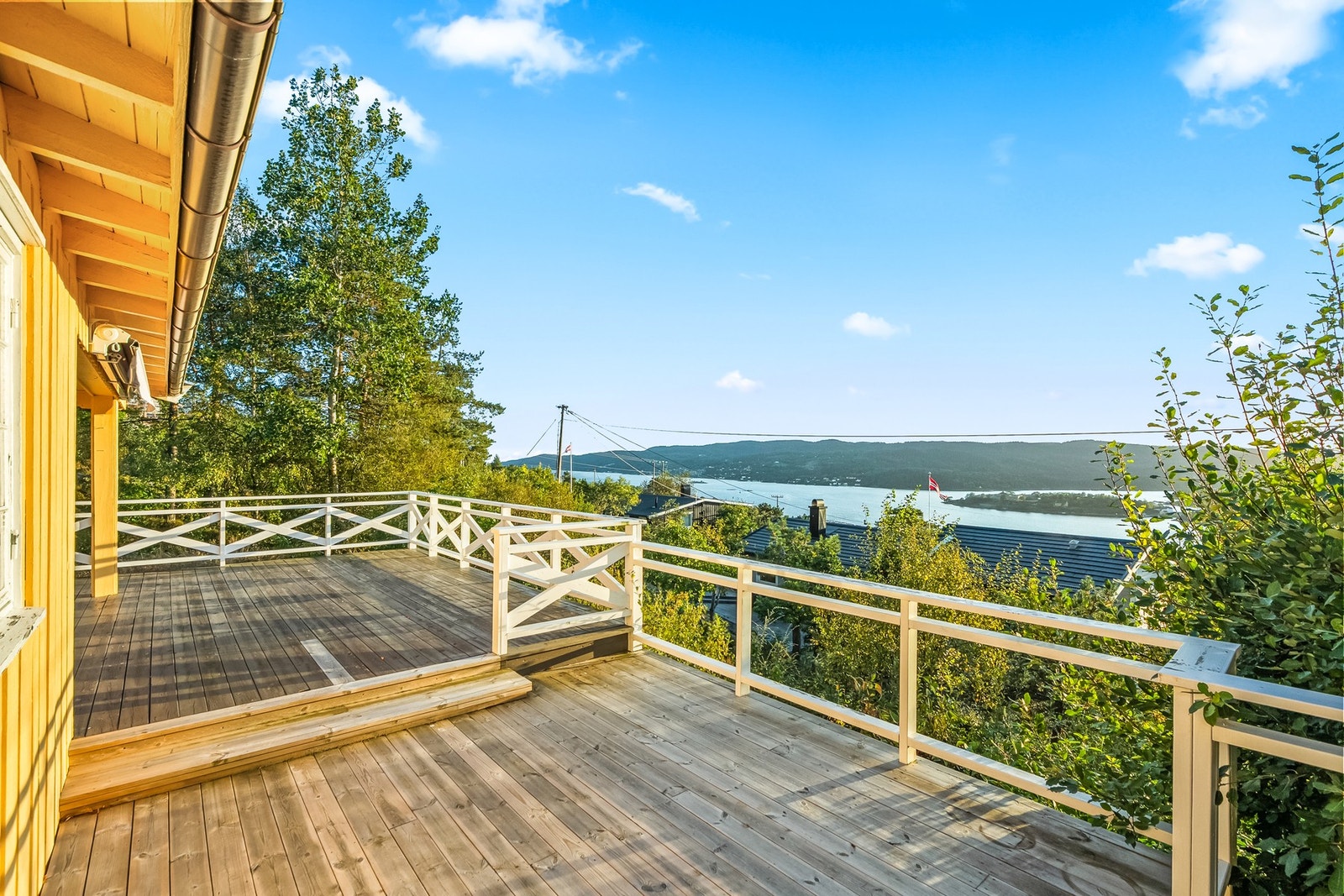 Fra stuen er det utgang til en stor, vestvendt terrasse på 54 kvm. Galleribilde